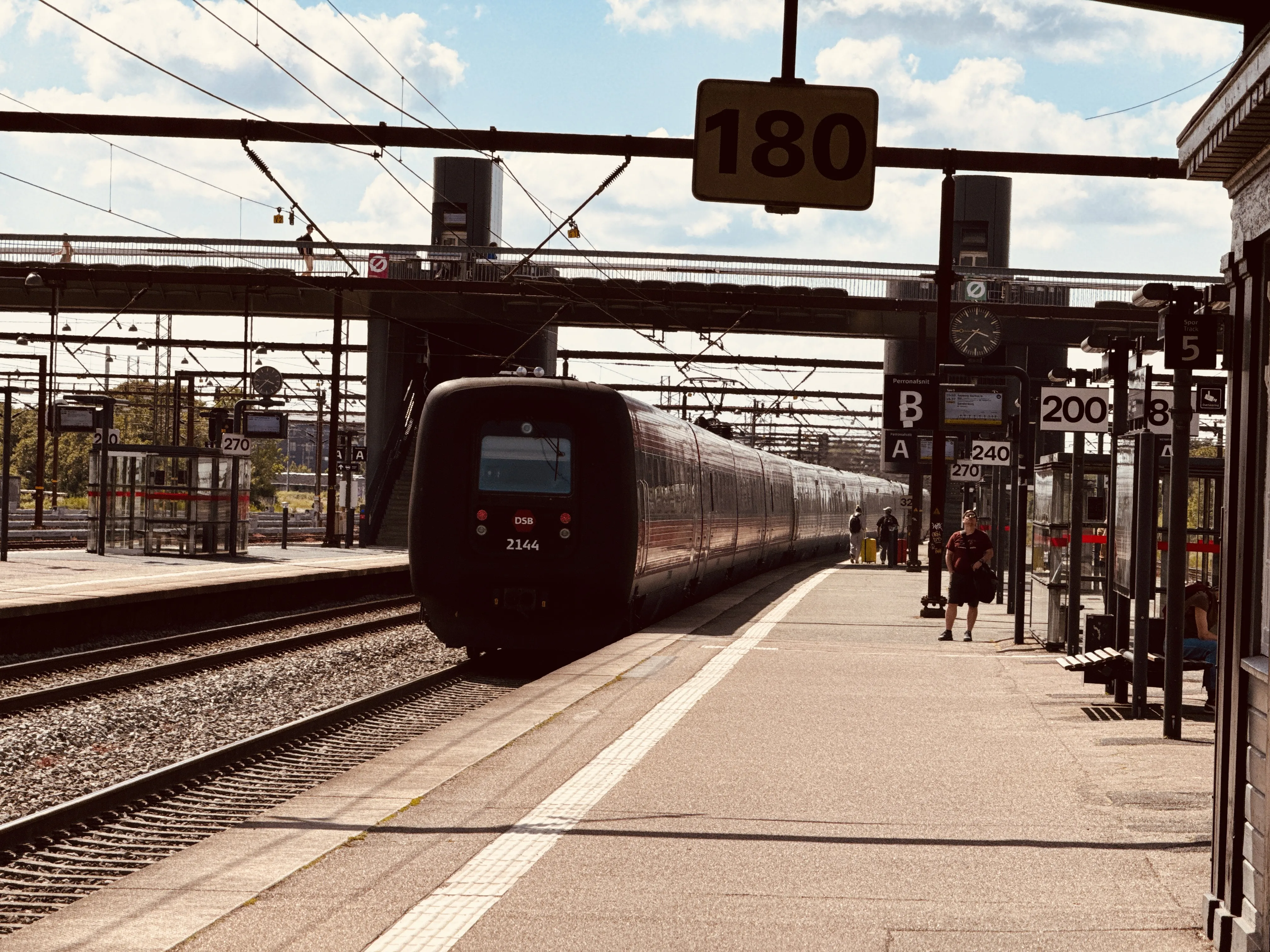 Billede af DSB ER 2044 fotograferet ud for Odense Banegård Center.