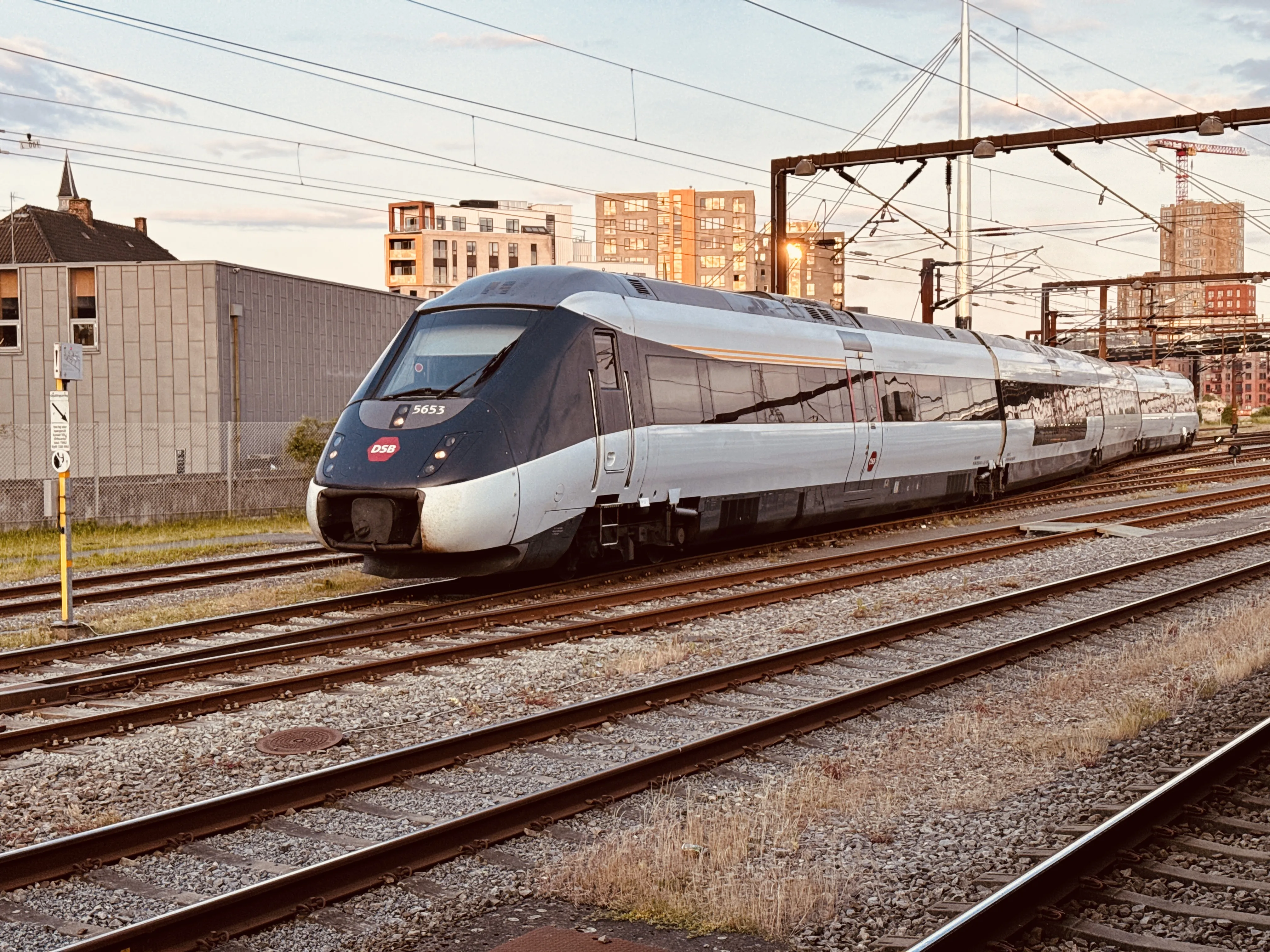 Billede af DSB MG 5653 fotograferet ud for Odense Banegård Center.