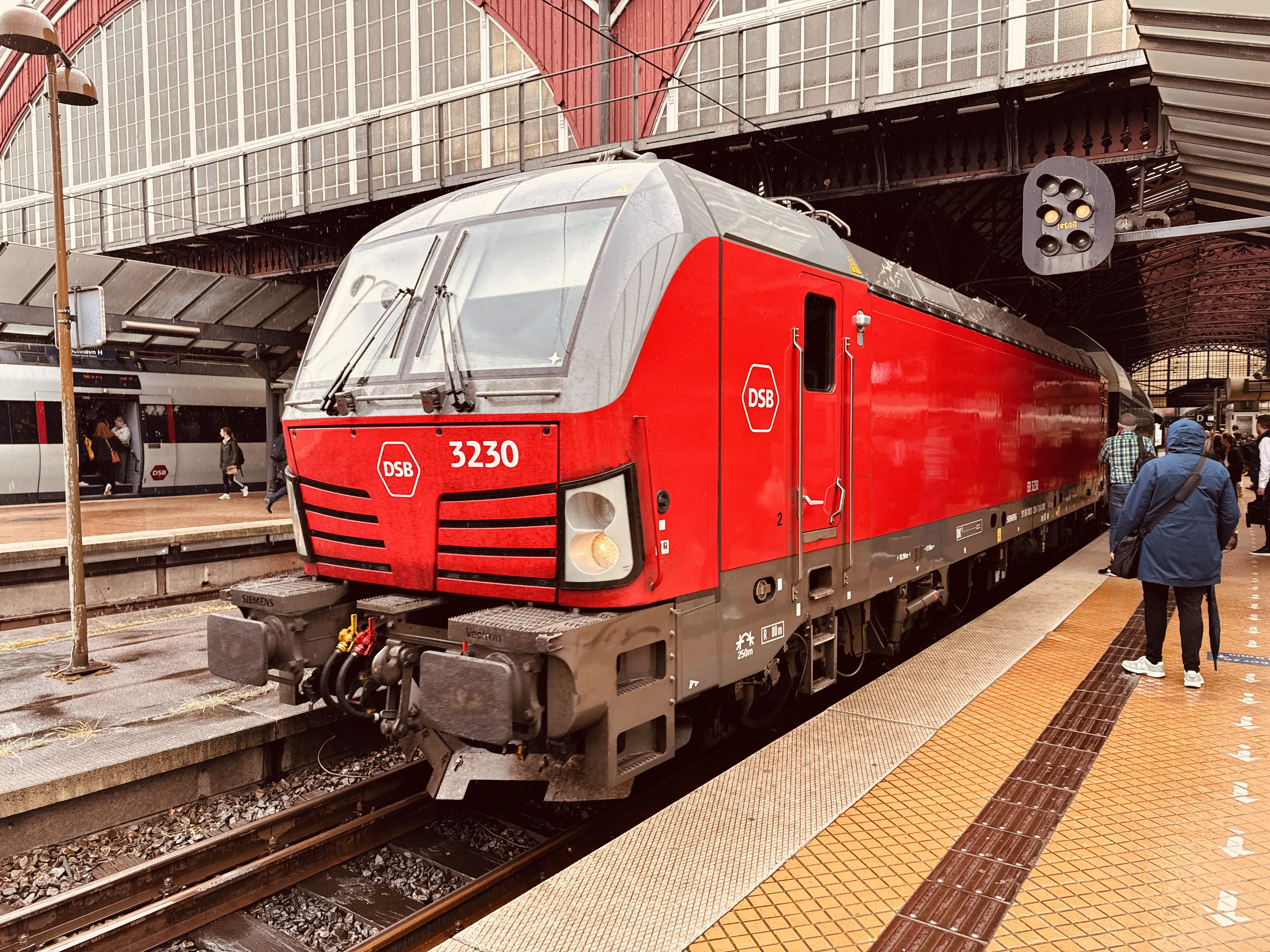 Billede af DSB EB 3230 fotograferet ud for København Hovedbanegård.