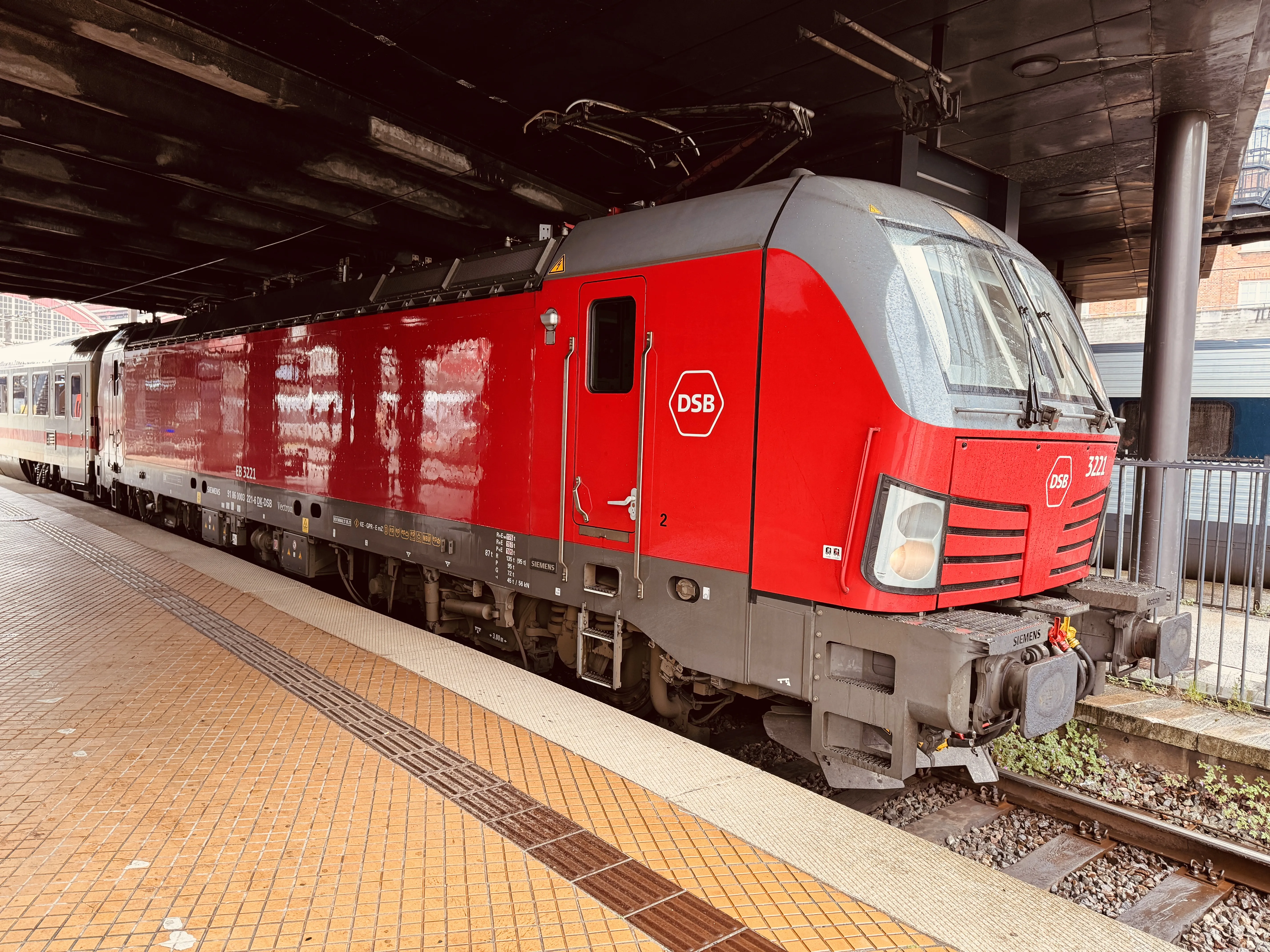 Billede af DSB EB 3221 fotograferet ud for København Hovedbanegård.