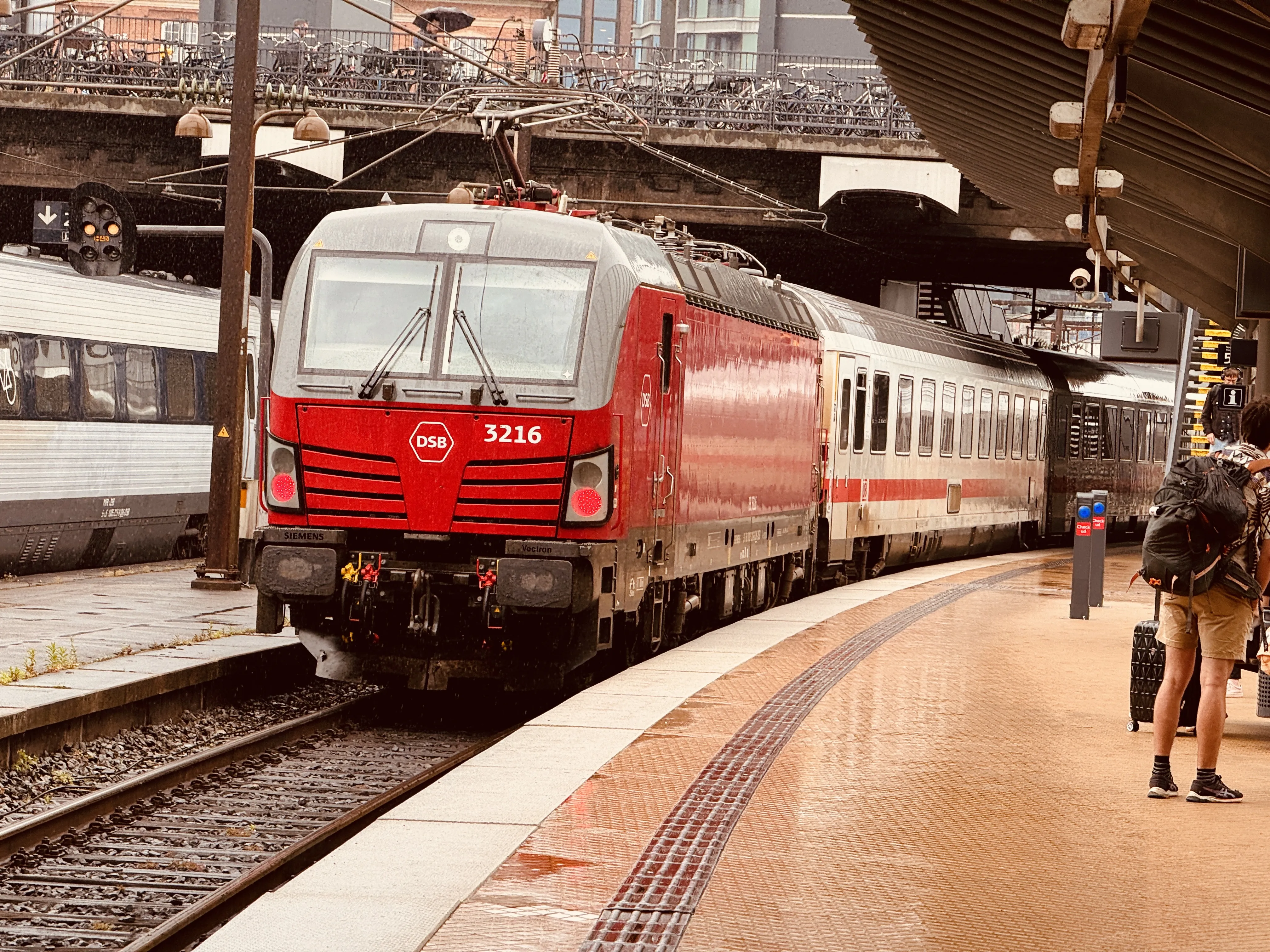 Billede af DSB EB 3216 fotograferet ud for København Hovedbanegård.