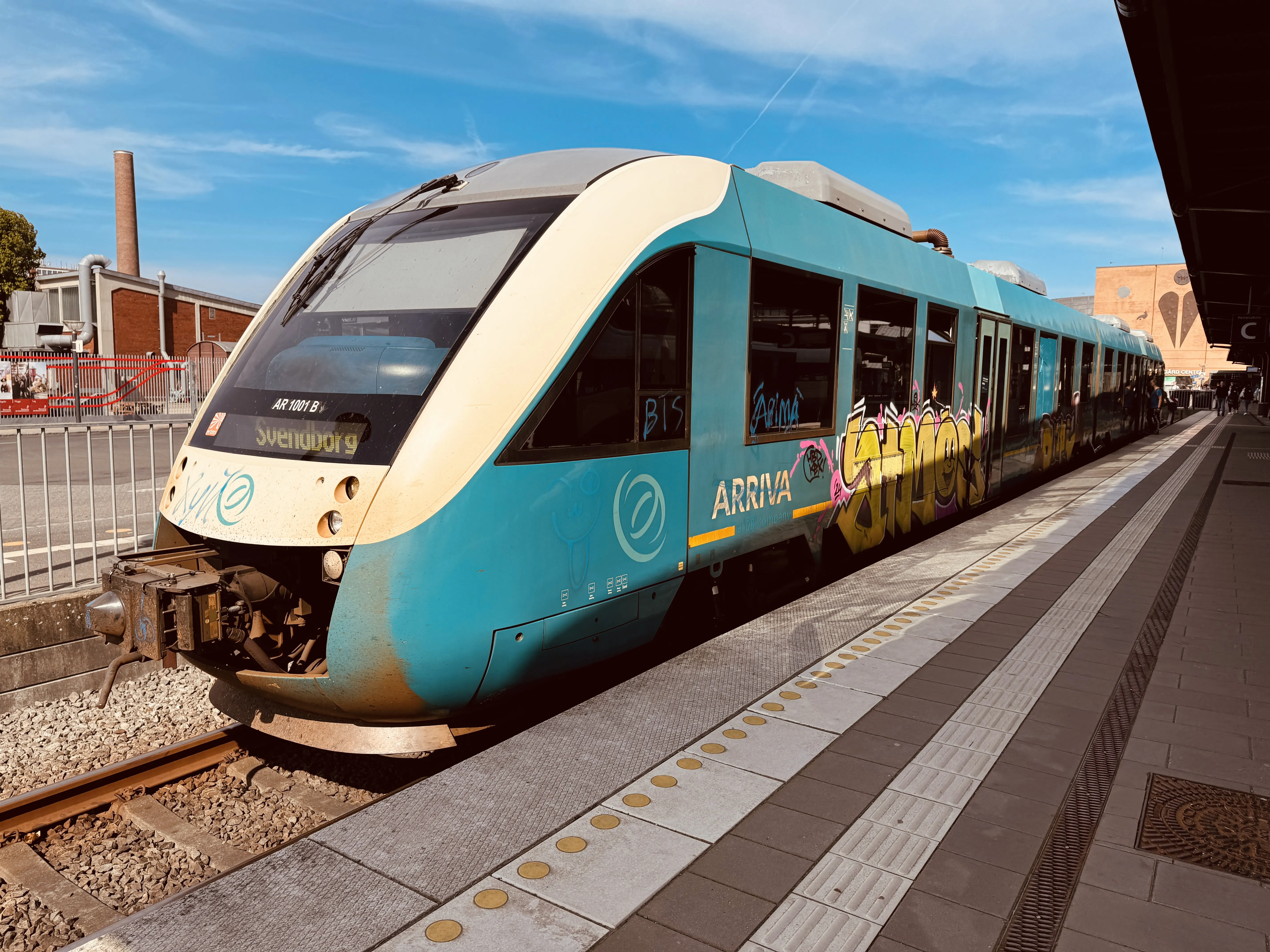 Billede af ARRIVA AR 1001 fotograferet ud for Odense Banegård Center.