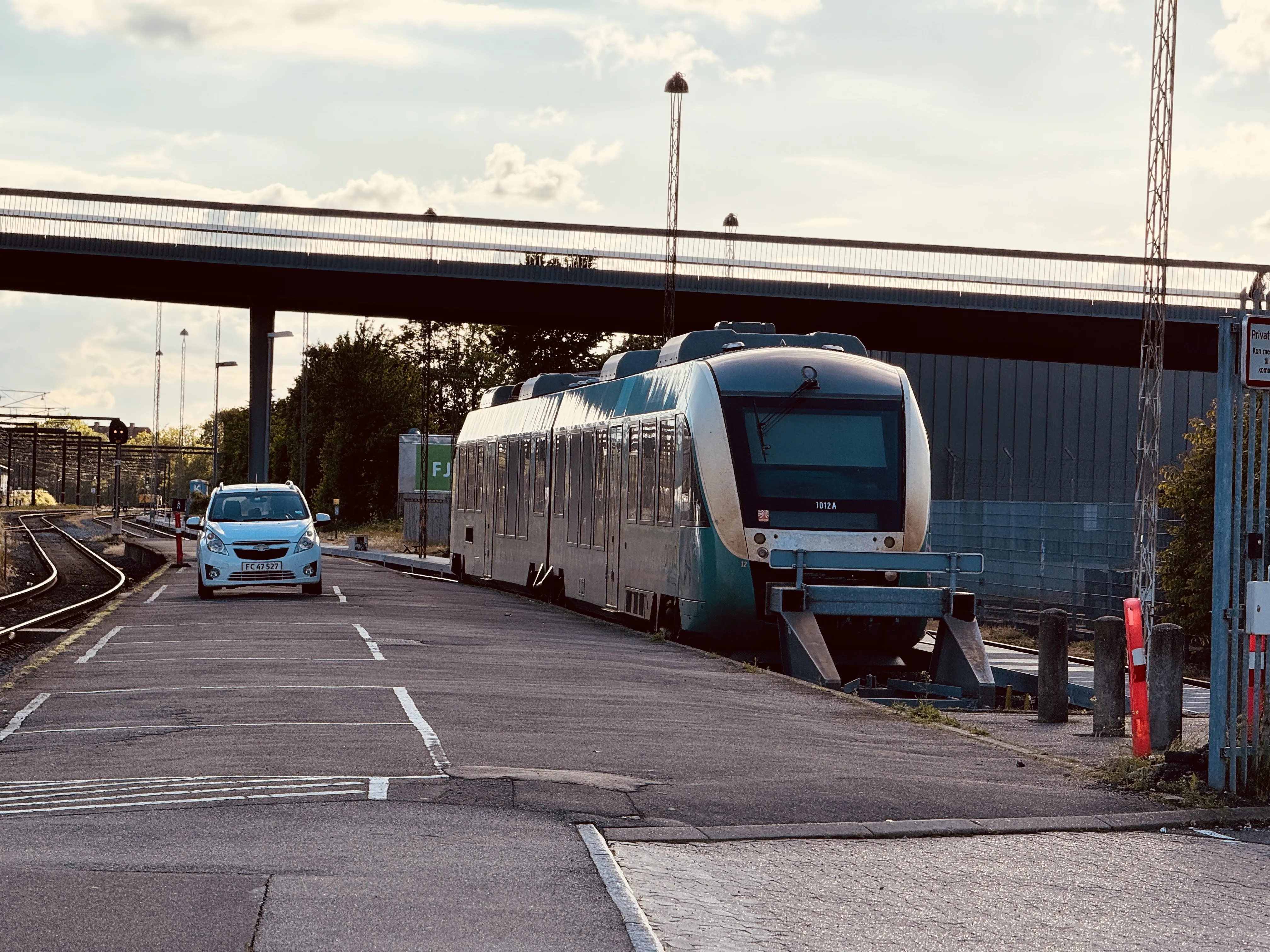 Billede af ARRIVA AR 1012 fotograferet ud for Odense Banegård Center.