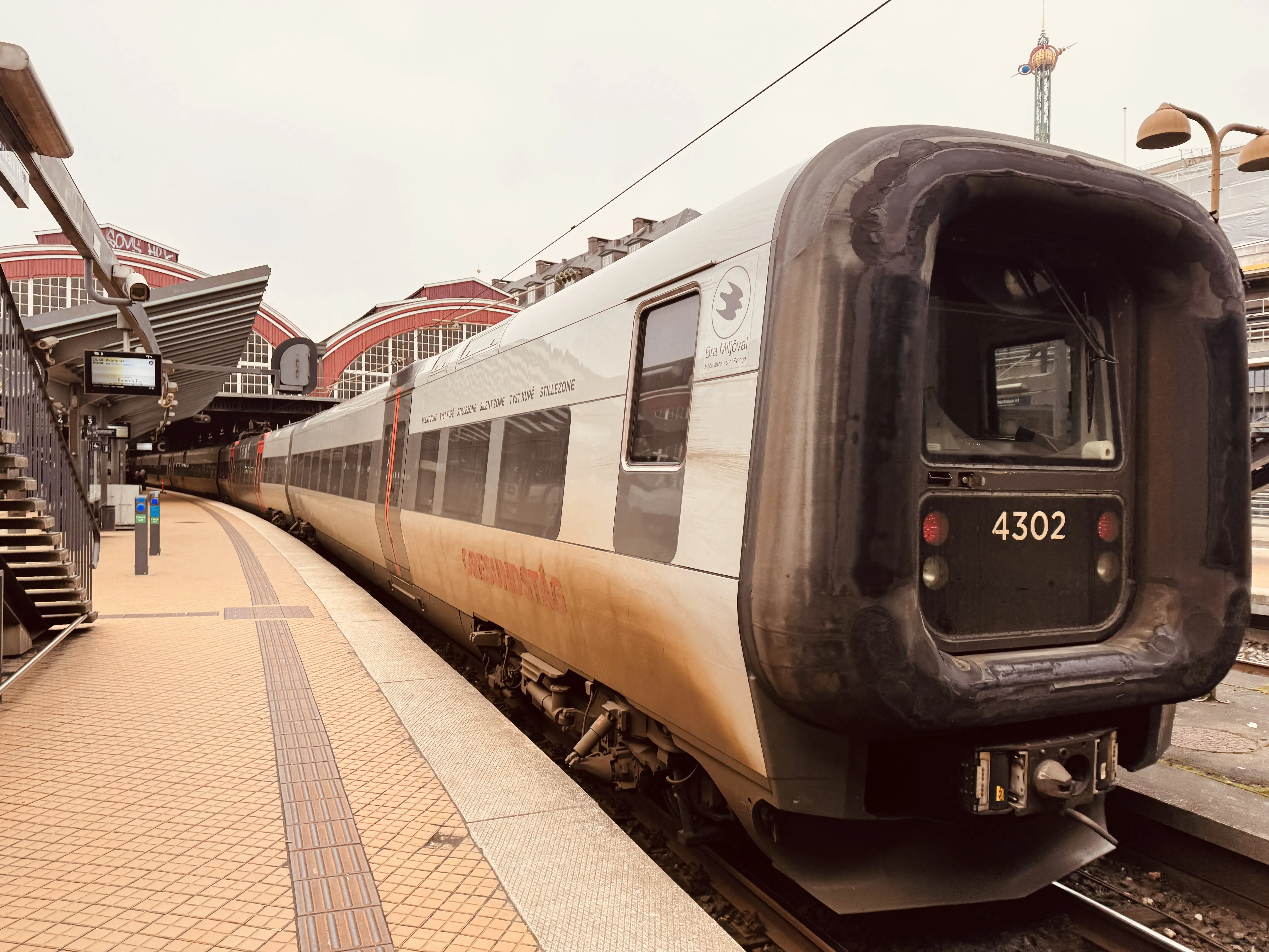 Billede af DSB ET 4302 fotograferet ud for København Hovedbanegård.