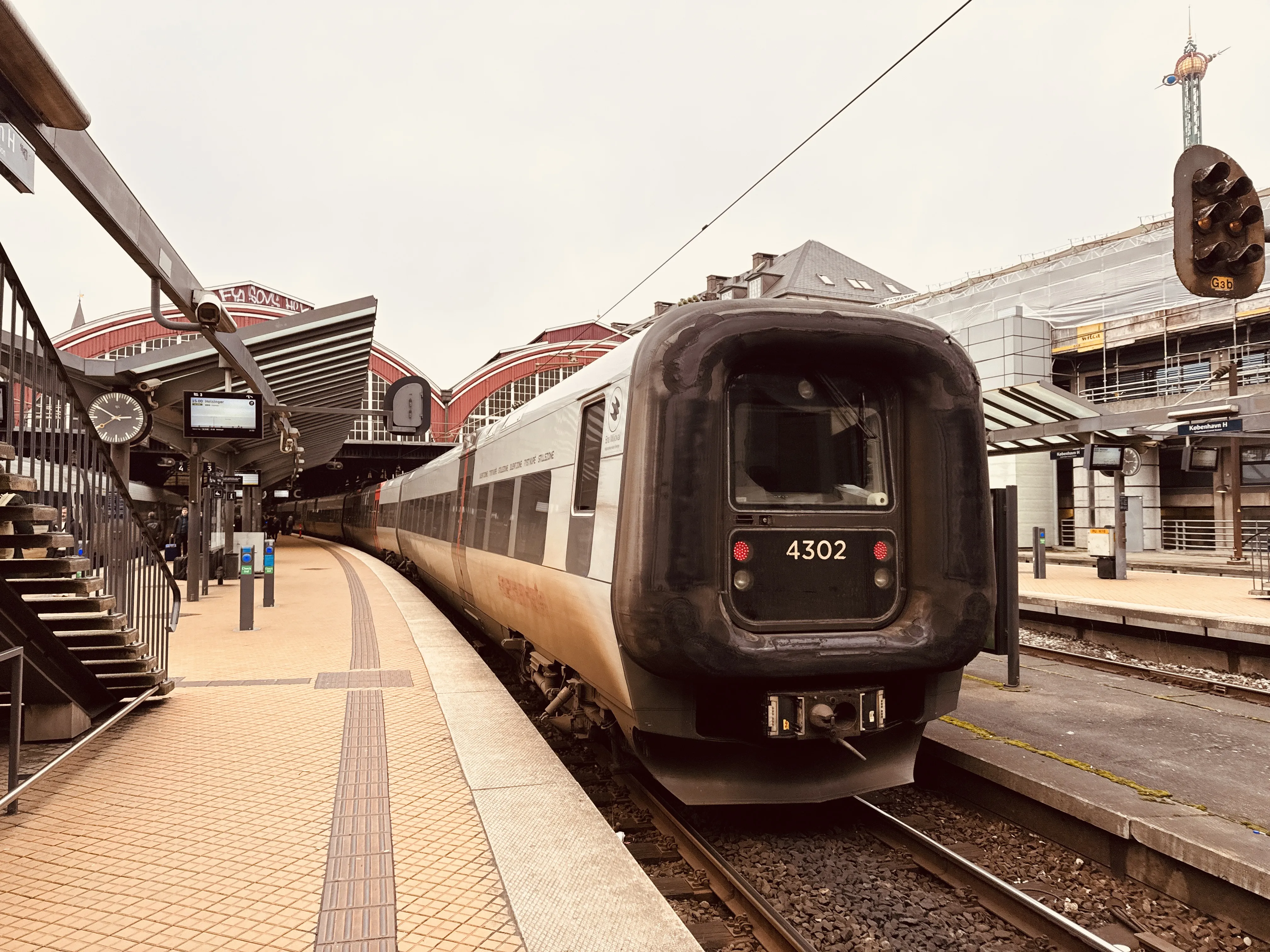 Billede af DSB ET 4302 fotograferet ud for København Hovedbanegård.