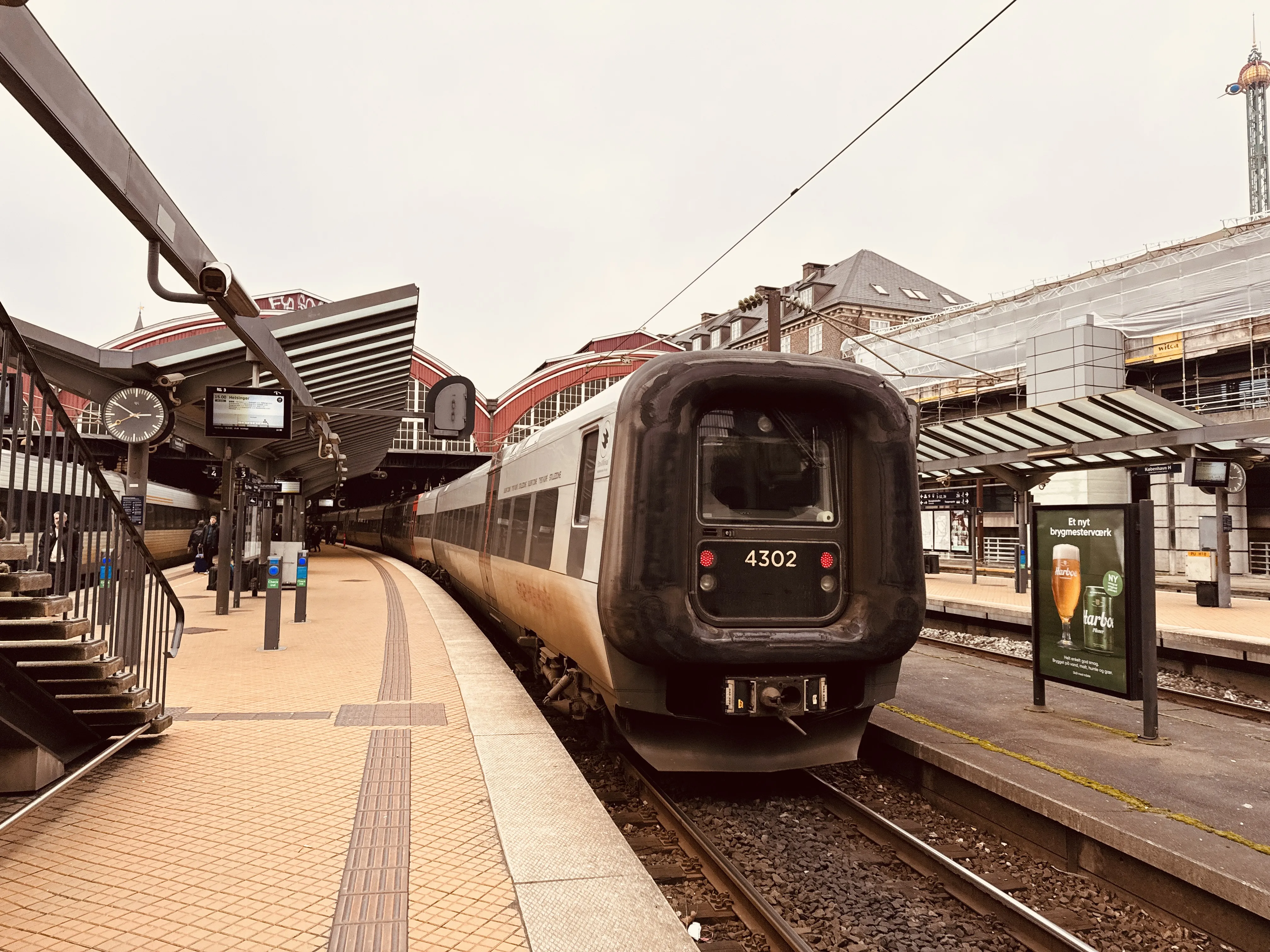 Billede af DSB ET 4302 fotograferet ud for København Hovedbanegård.