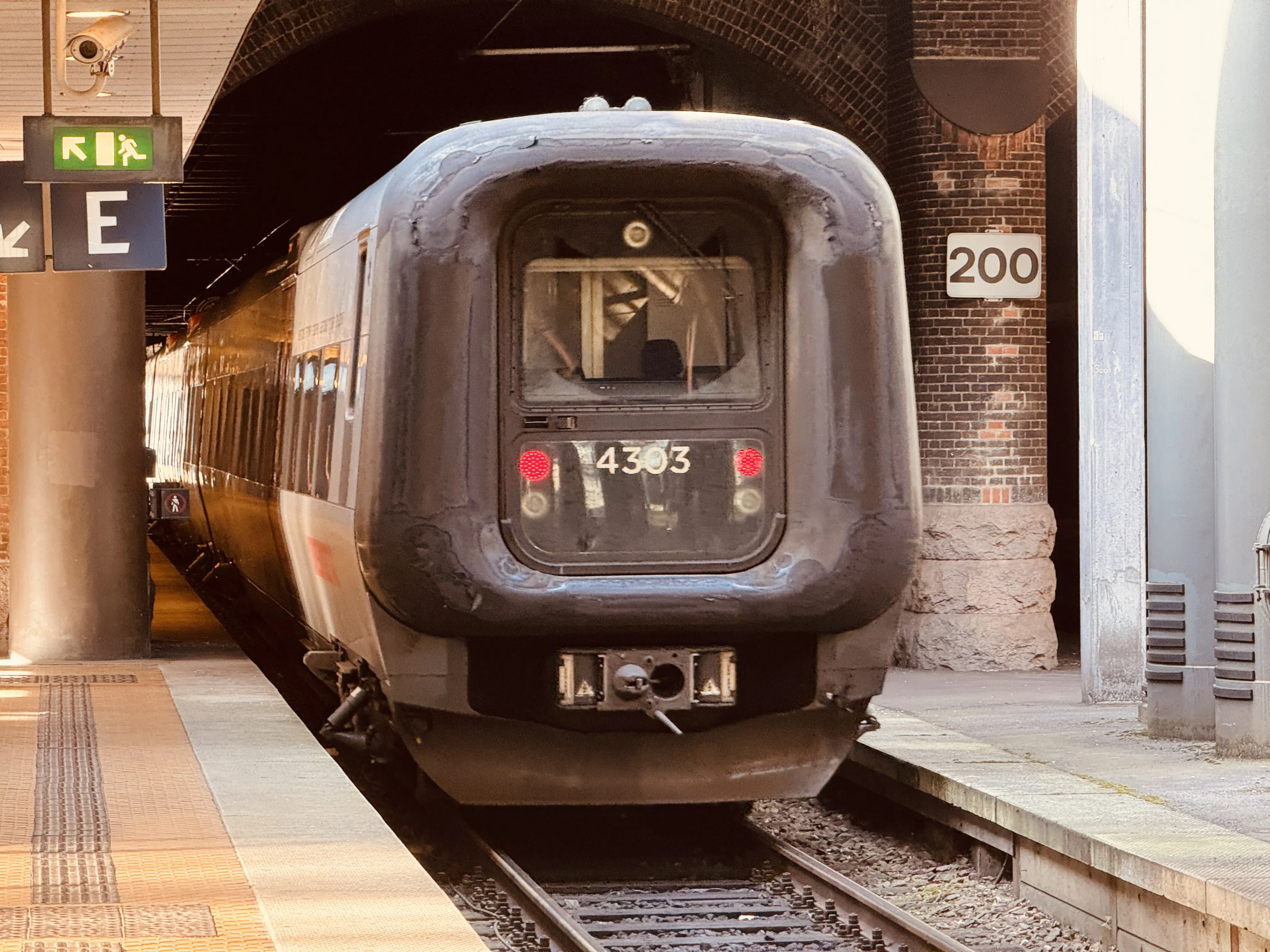 Billede af DSB ET  4303 fotograferet ud for København Hovedbanegård.