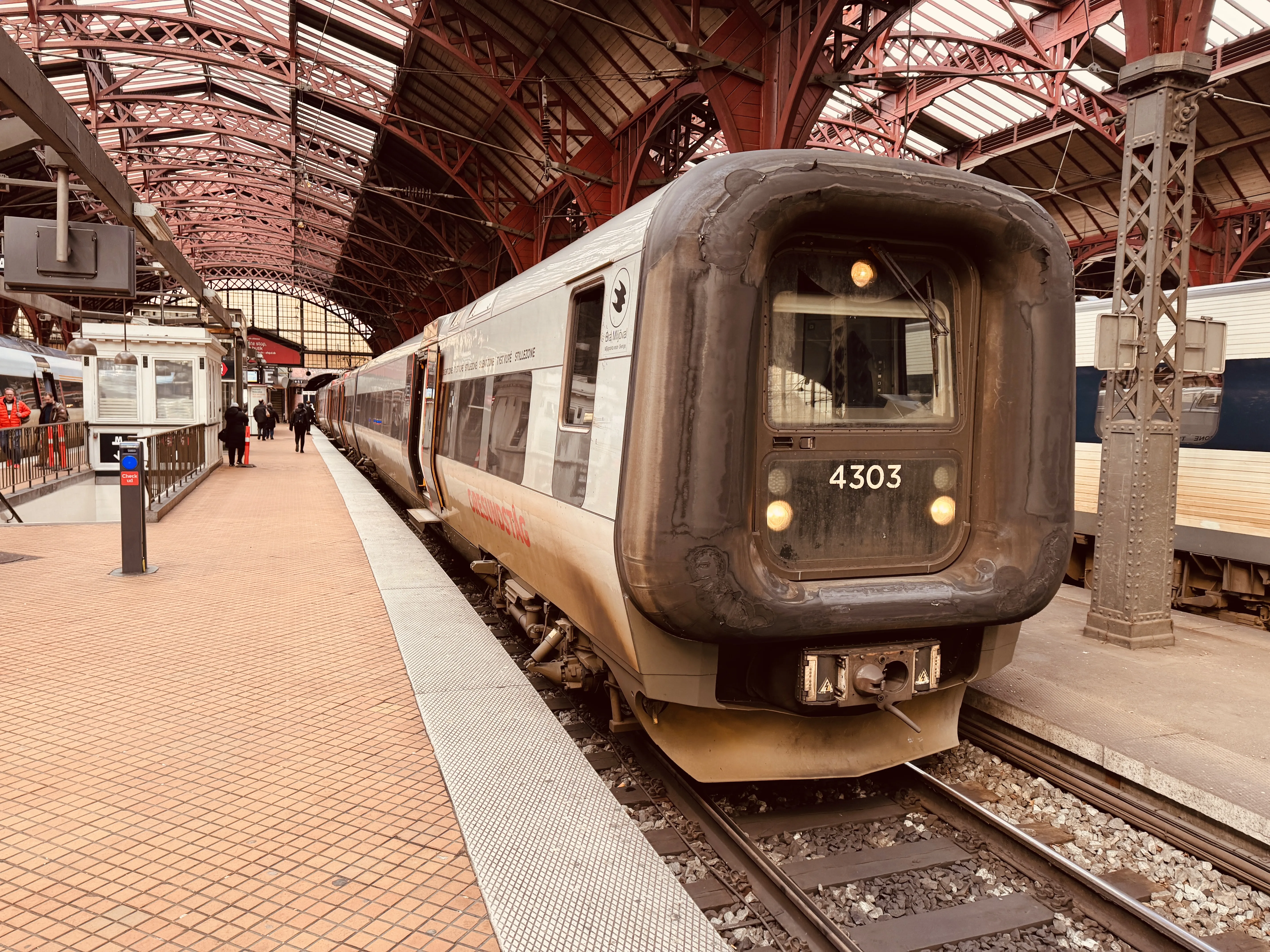 Billede af DSB ET  4303 fotograferet ud for København Hovedbanegård.