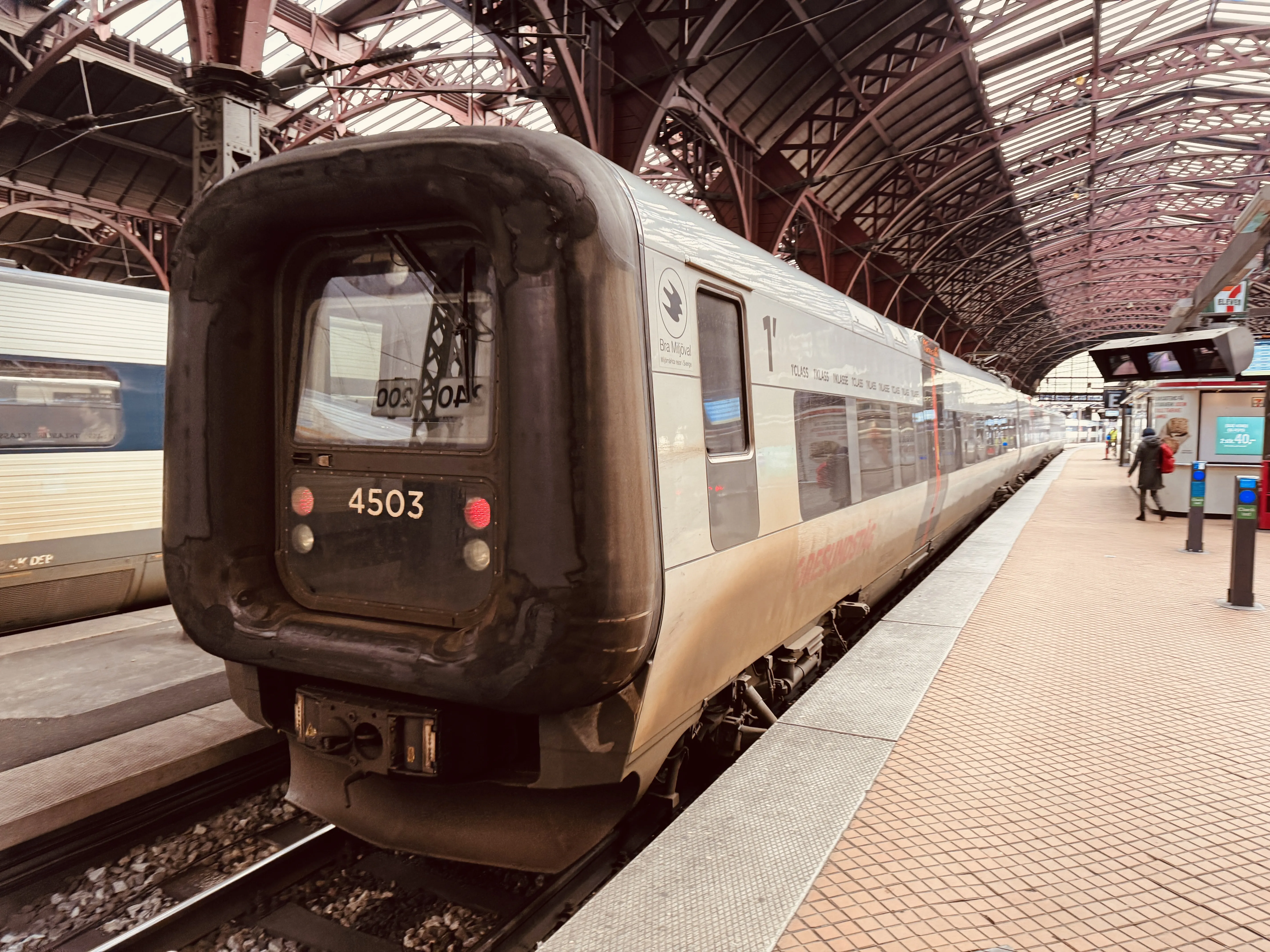 Billede af DSB ET 4303 fotograferet ud for København Hovedbanegård.