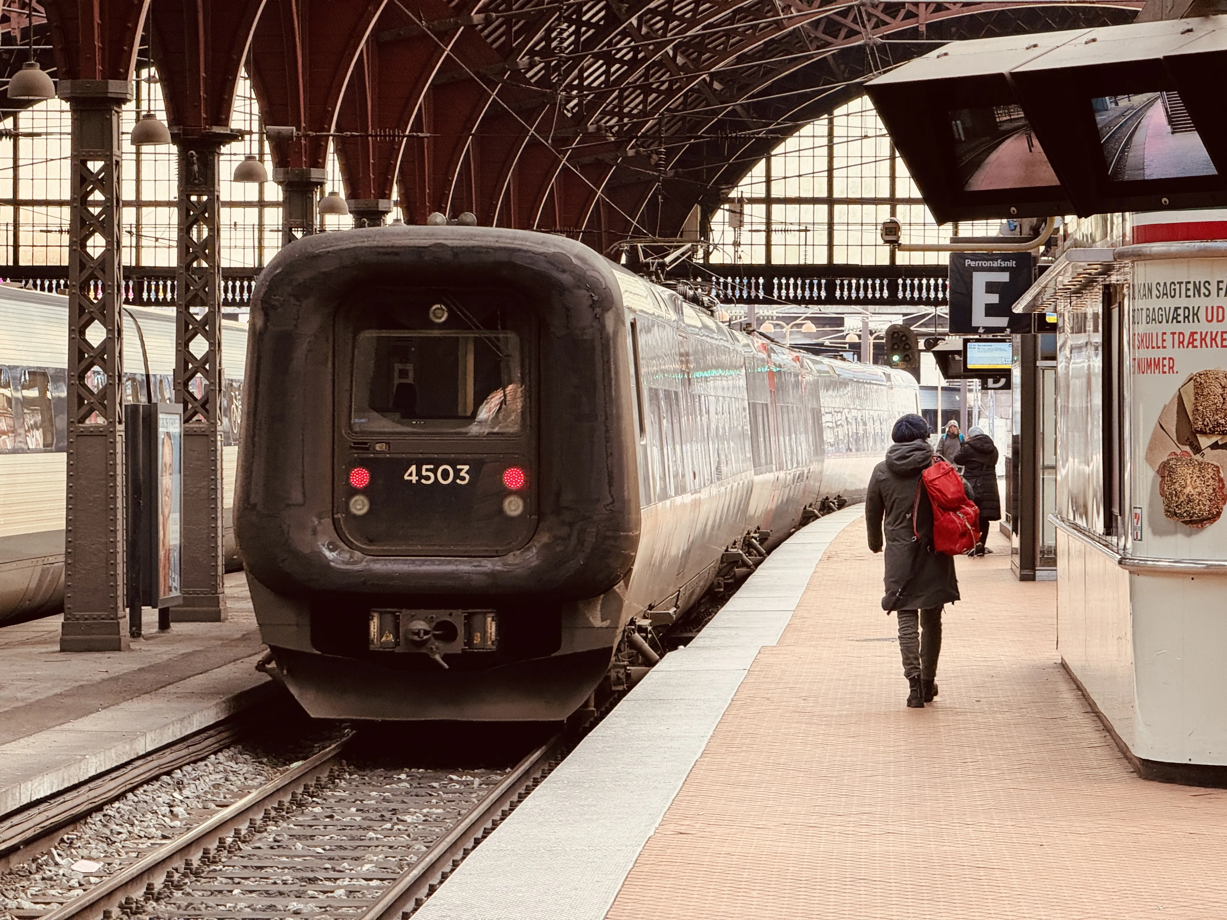 Billede af DSB ET  4303 fotograferet ud for København Hovedbanegård.