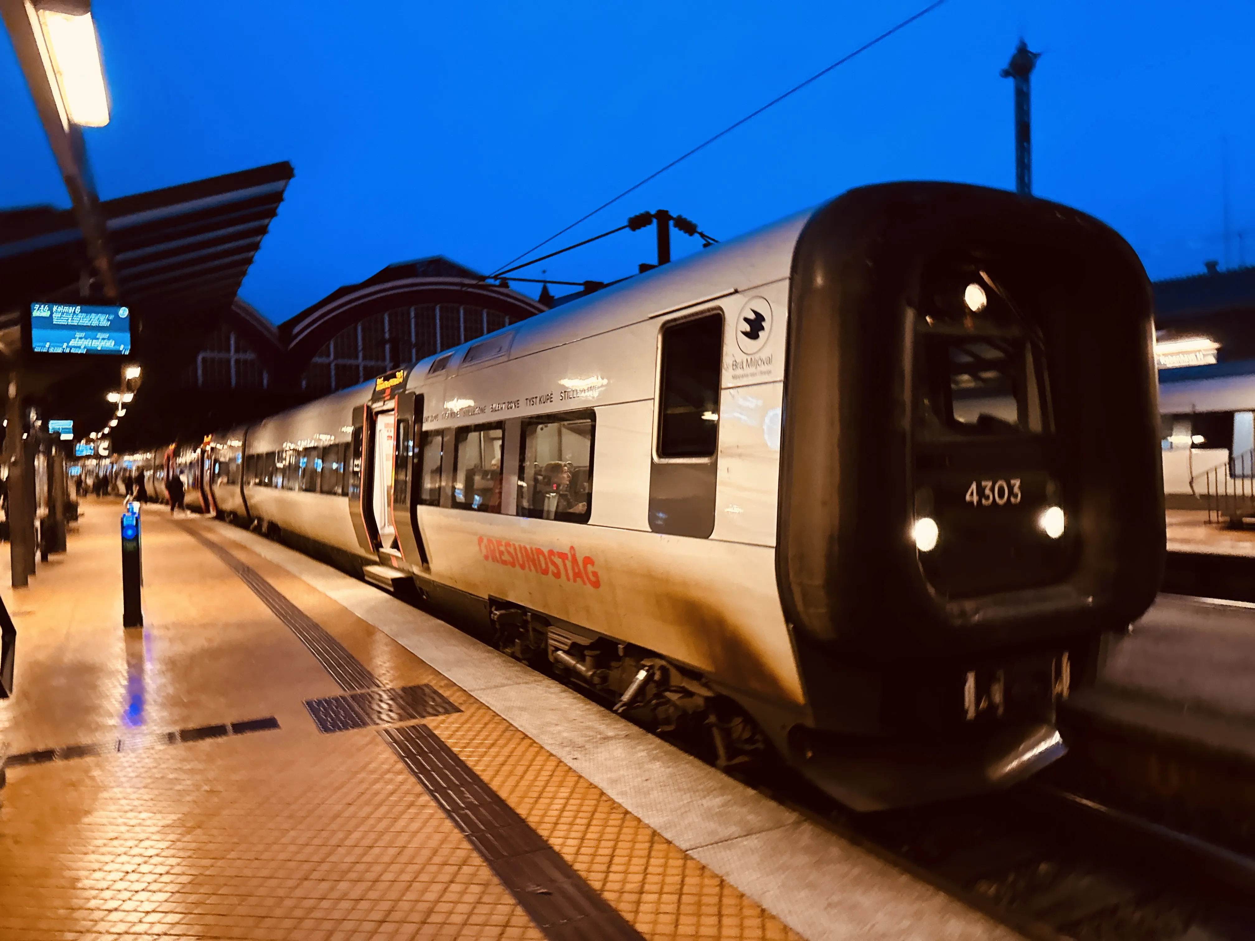 Billede af DSB ET  4303 fotograferet ud for København Hovedbanegård.