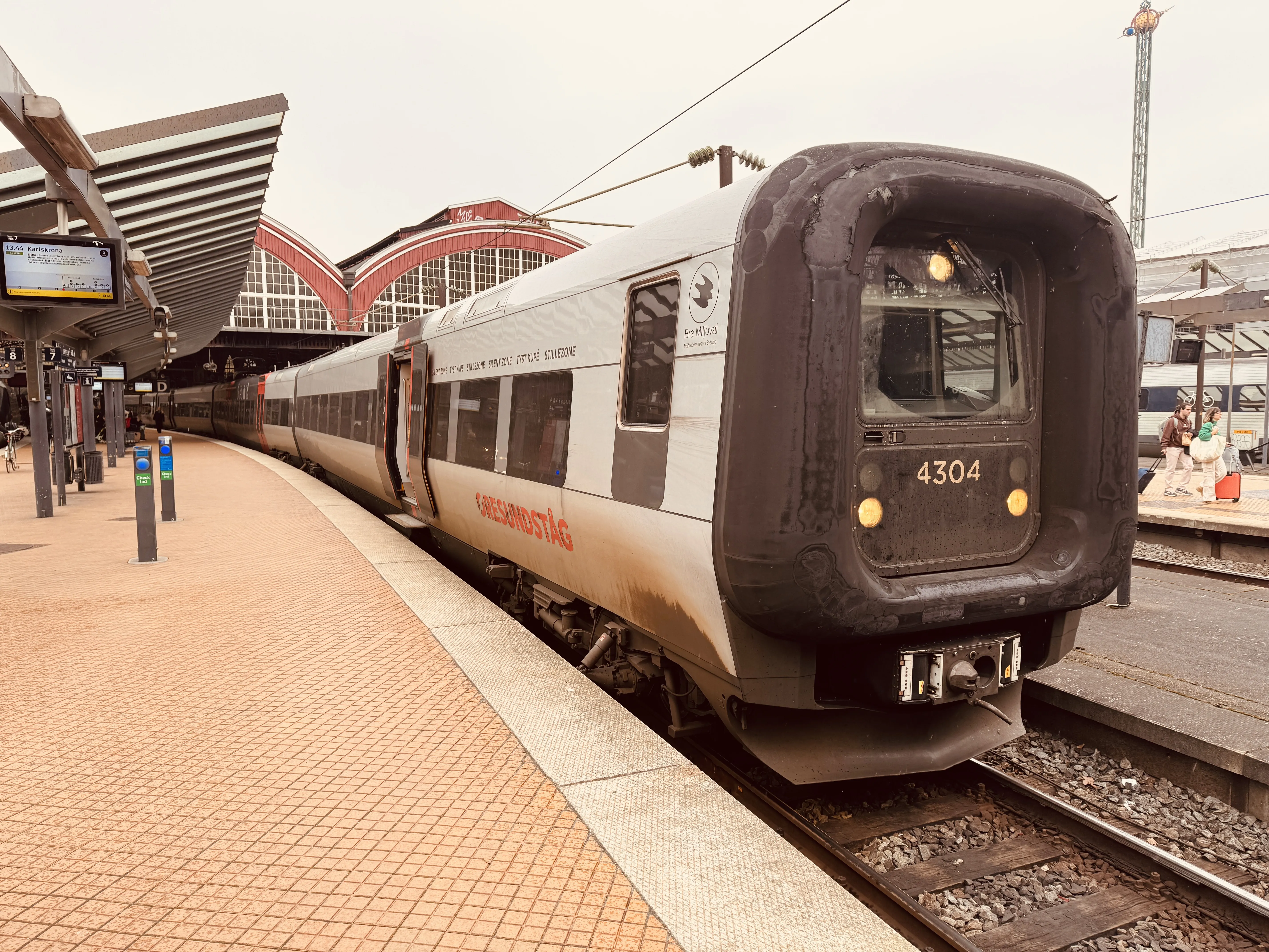 Billede af DSB ET 4304 fotograferet ud for København Hovedbanegård.