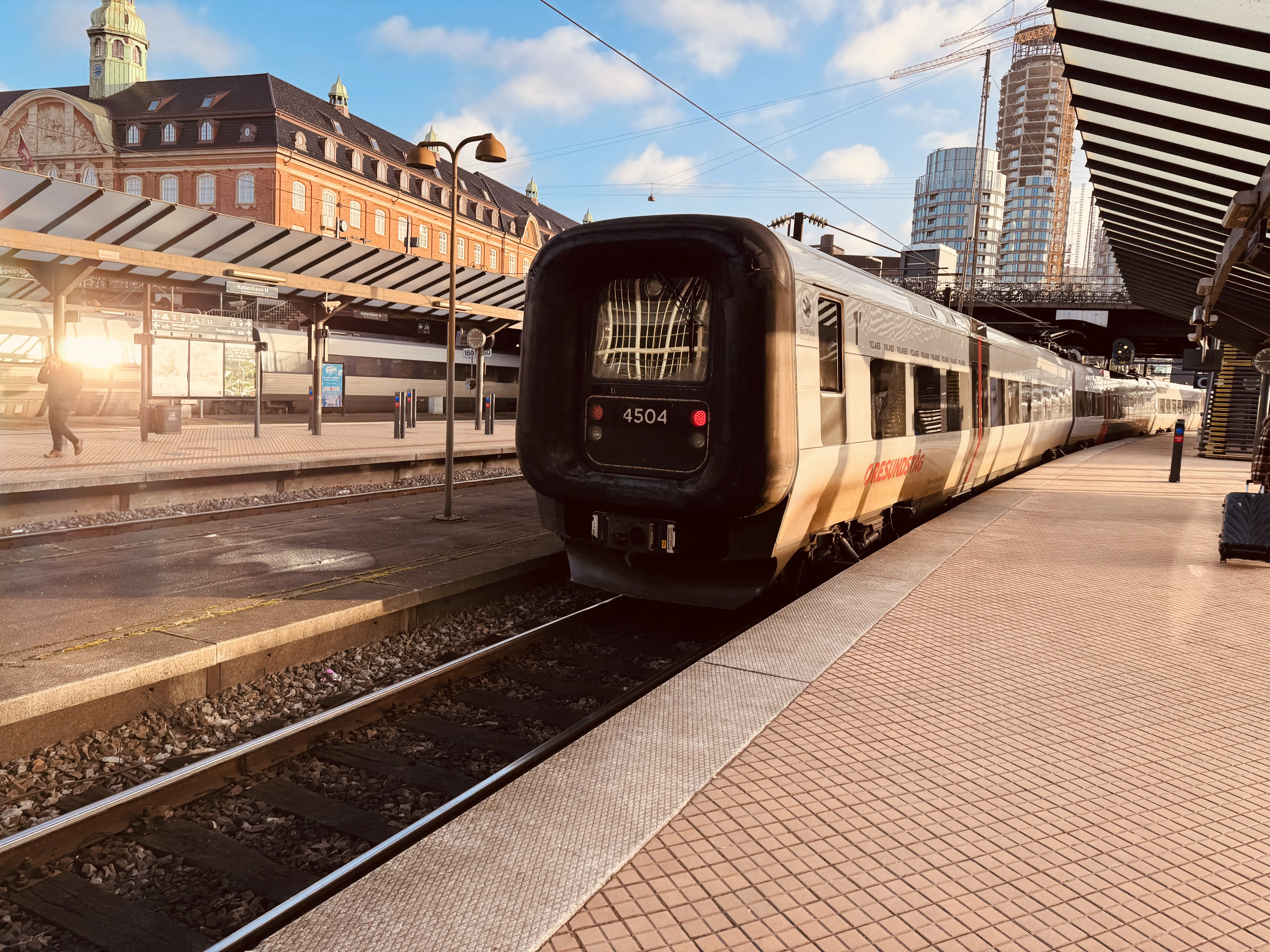 Billede af DSB ET 4304 fotograferet ud for København Hovedbanegård.