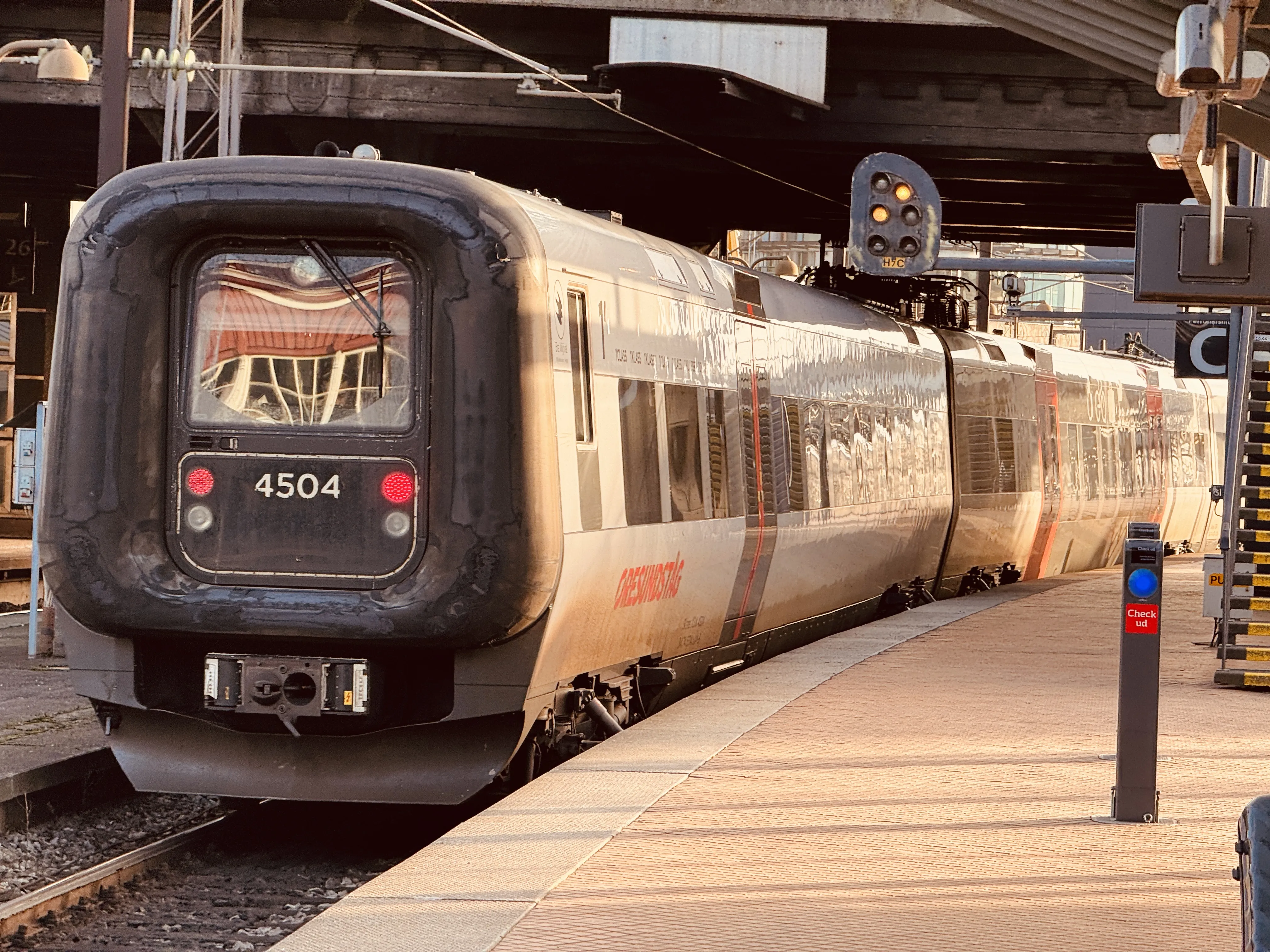 Billede af DSB ET 4304 fotograferet ud for København Hovedbanegård.