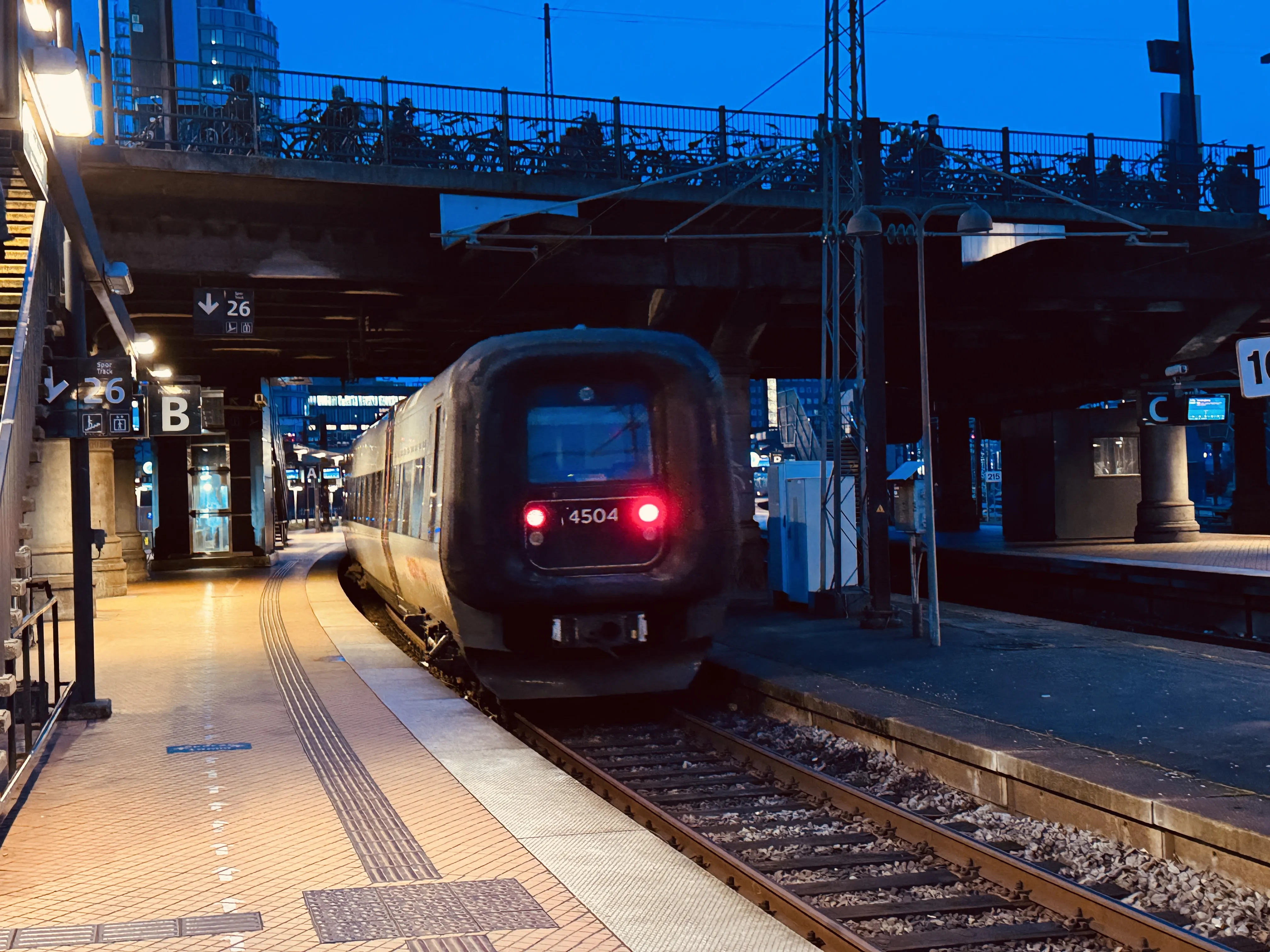 Billede af DSB ET 4304 fotograferet ud for København Hovedbanegård.