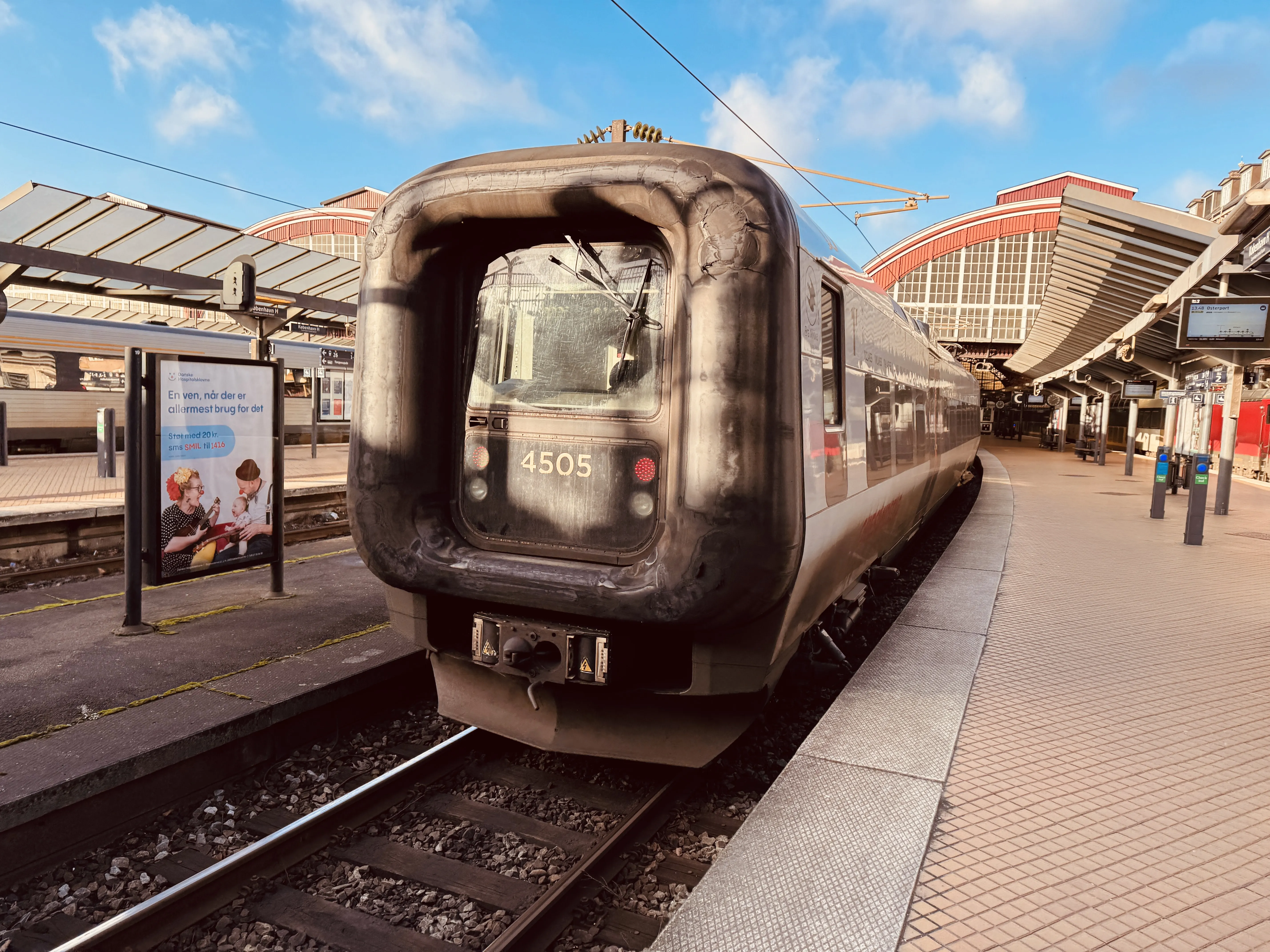 Billede af DSB ET 4305 fotograferet ud for København Hovedbanegård.