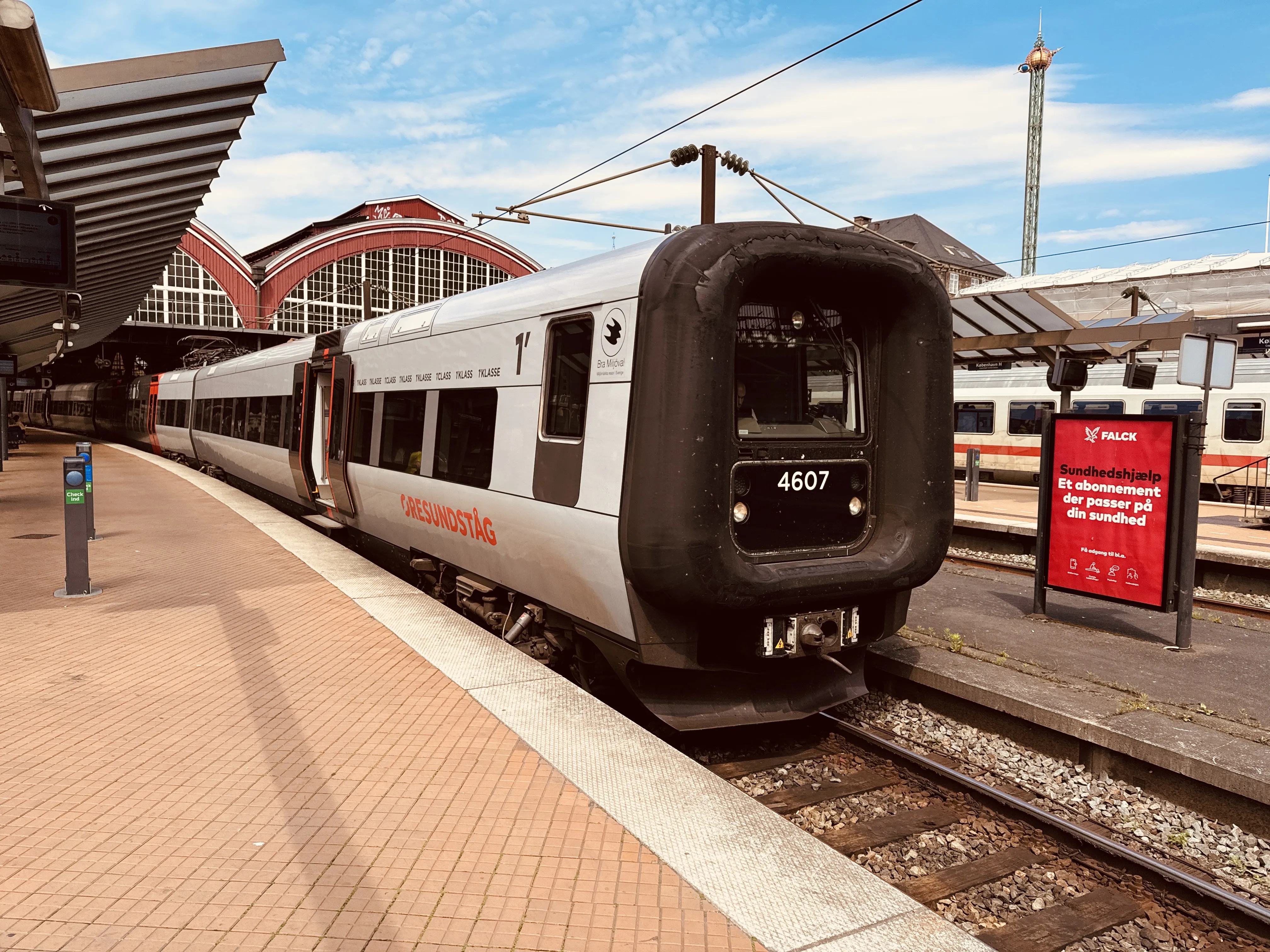 Billede af DSB ET 4307 fotograferet ud for København Hovedbanegård.