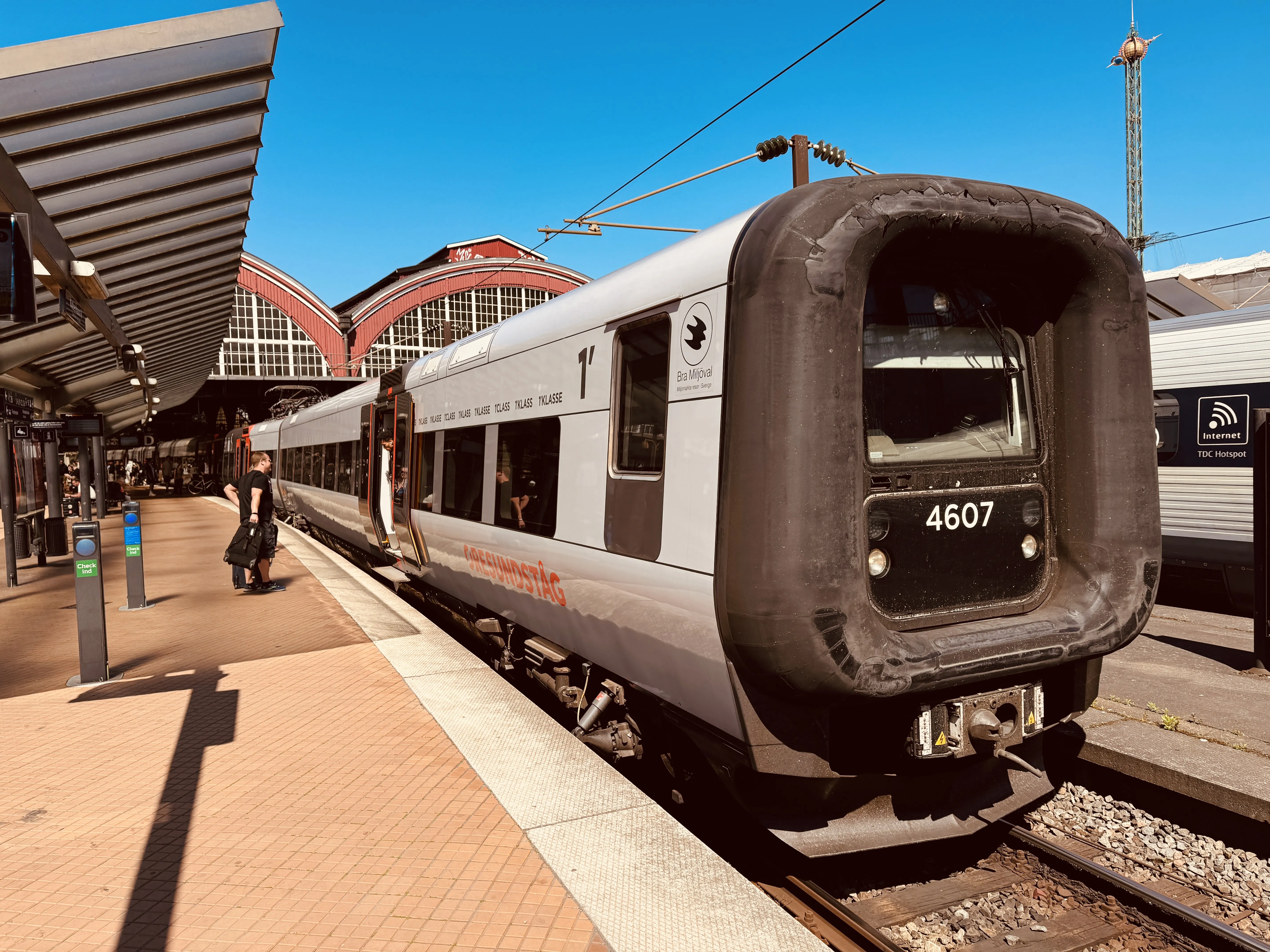 Billede af DSB ET 4307 fotograferet ud for København Hovedbanegård.