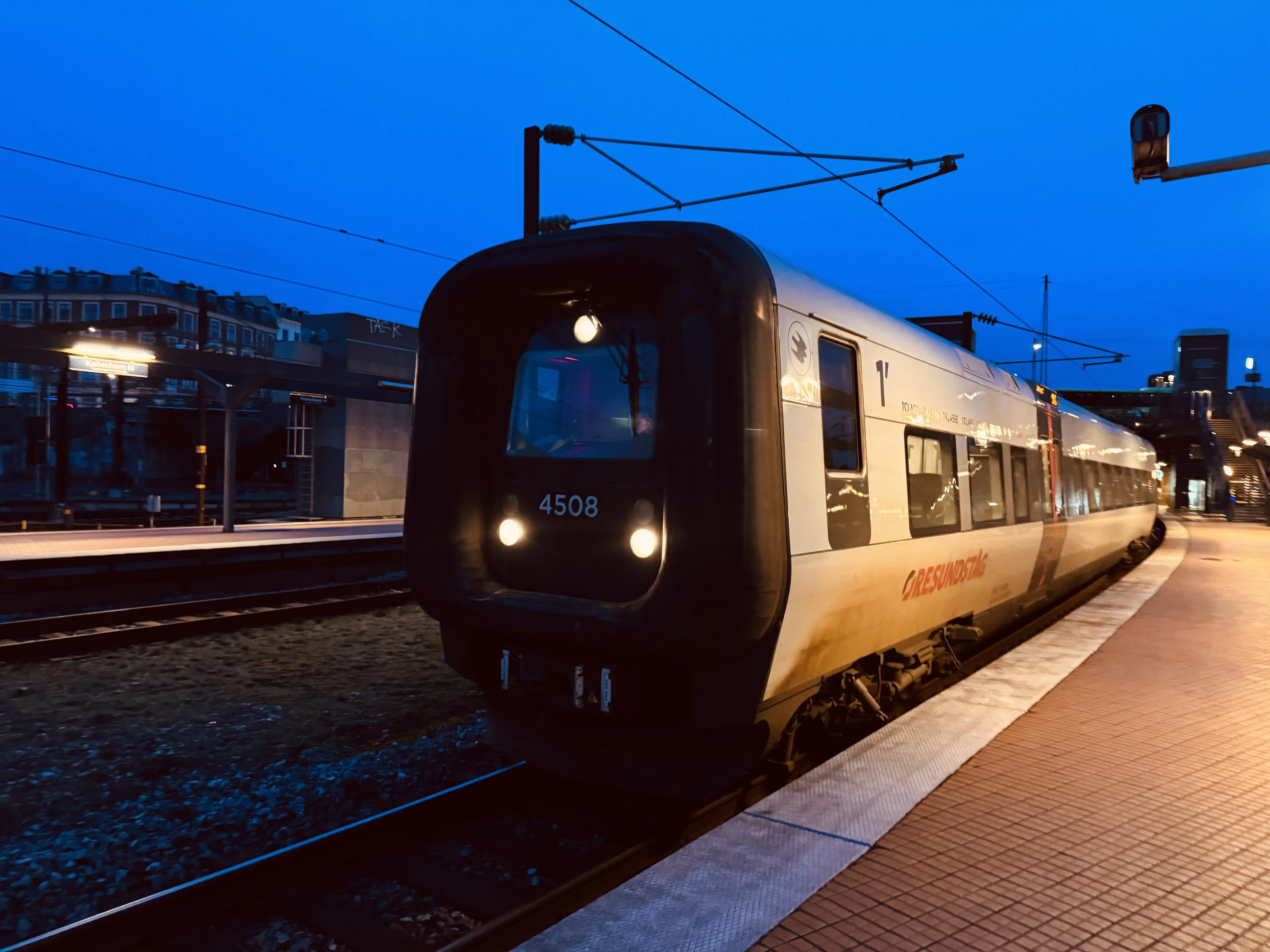 Billede af DSB ET  4308 fotograferet ud for København Hovedbanegård.