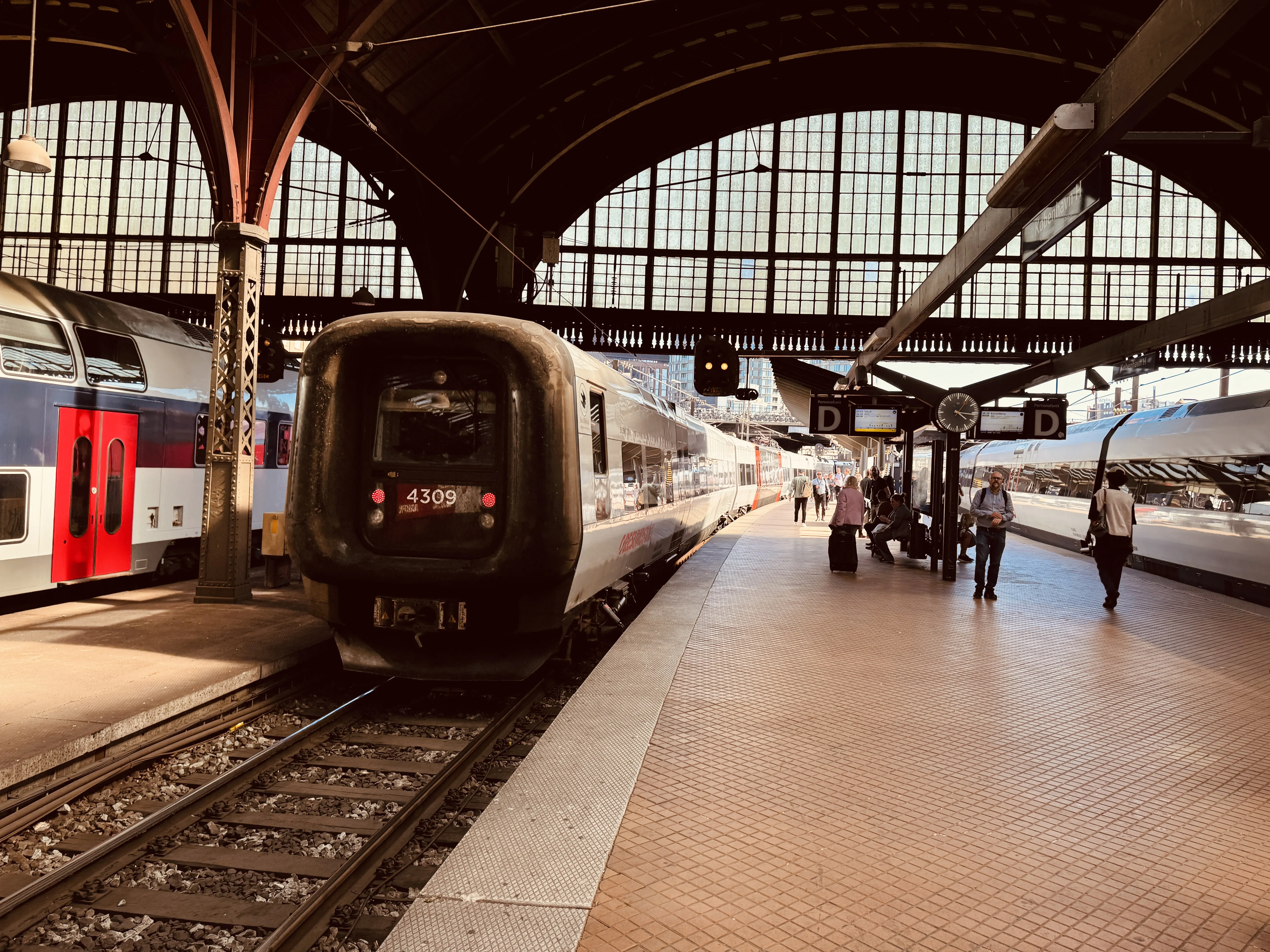 Billede af DSB ET 4309 fotograferet ud for København Hovedbanegård.