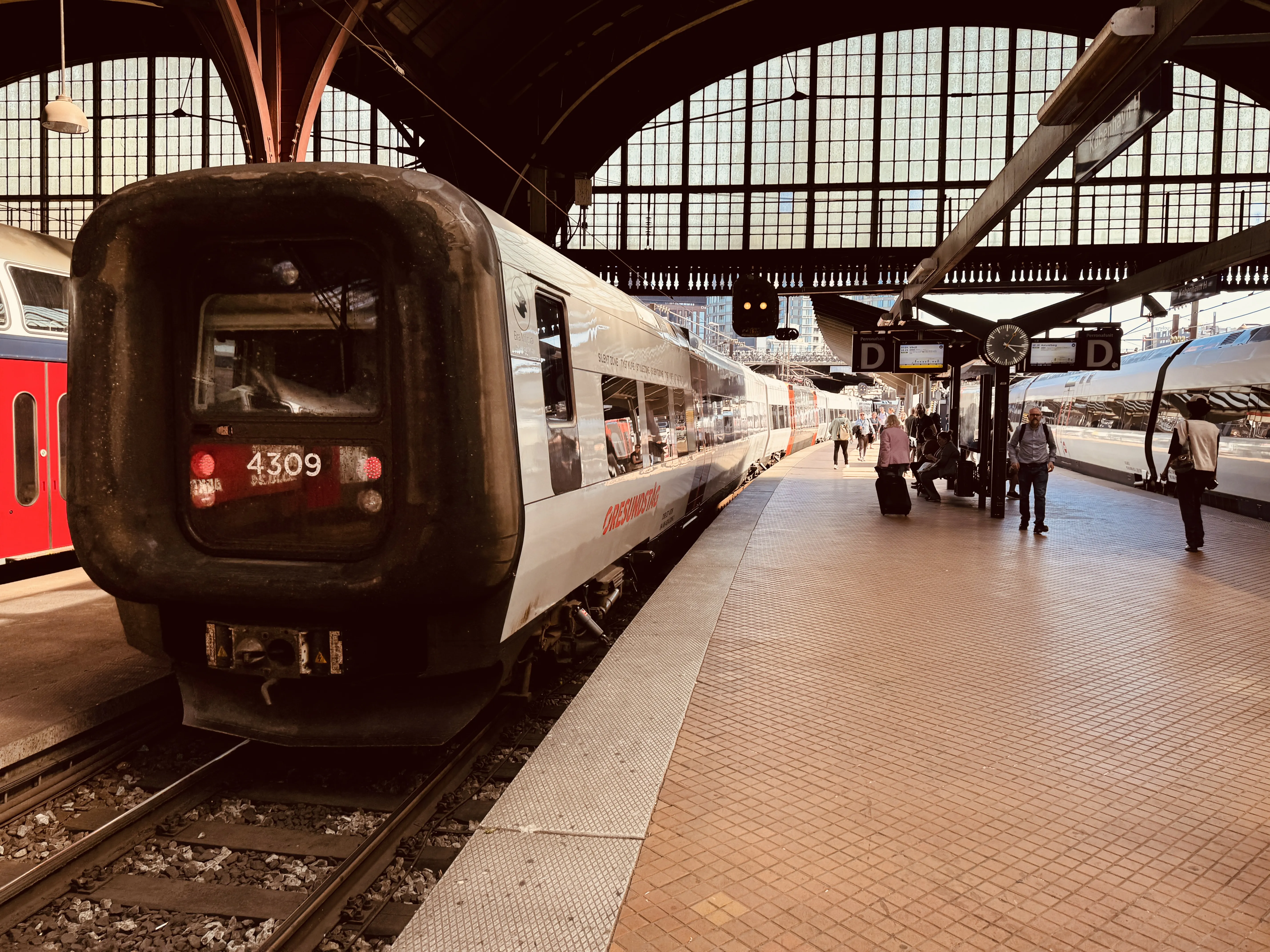 Billede af DSB ET 4309 fotograferet ud for København Hovedbanegård.