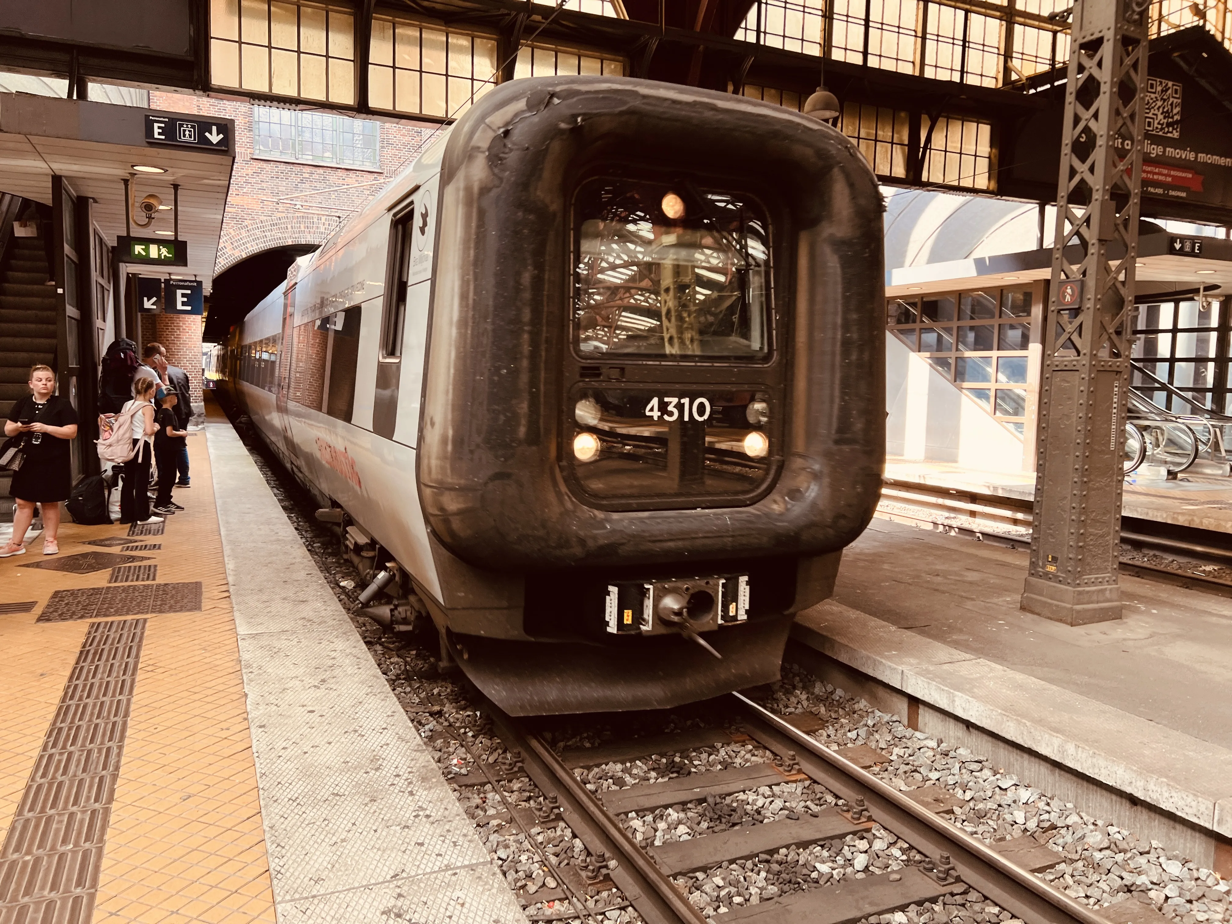 Billede af DSB ET 4310 fotograferet ud for København Hovedbanegård.