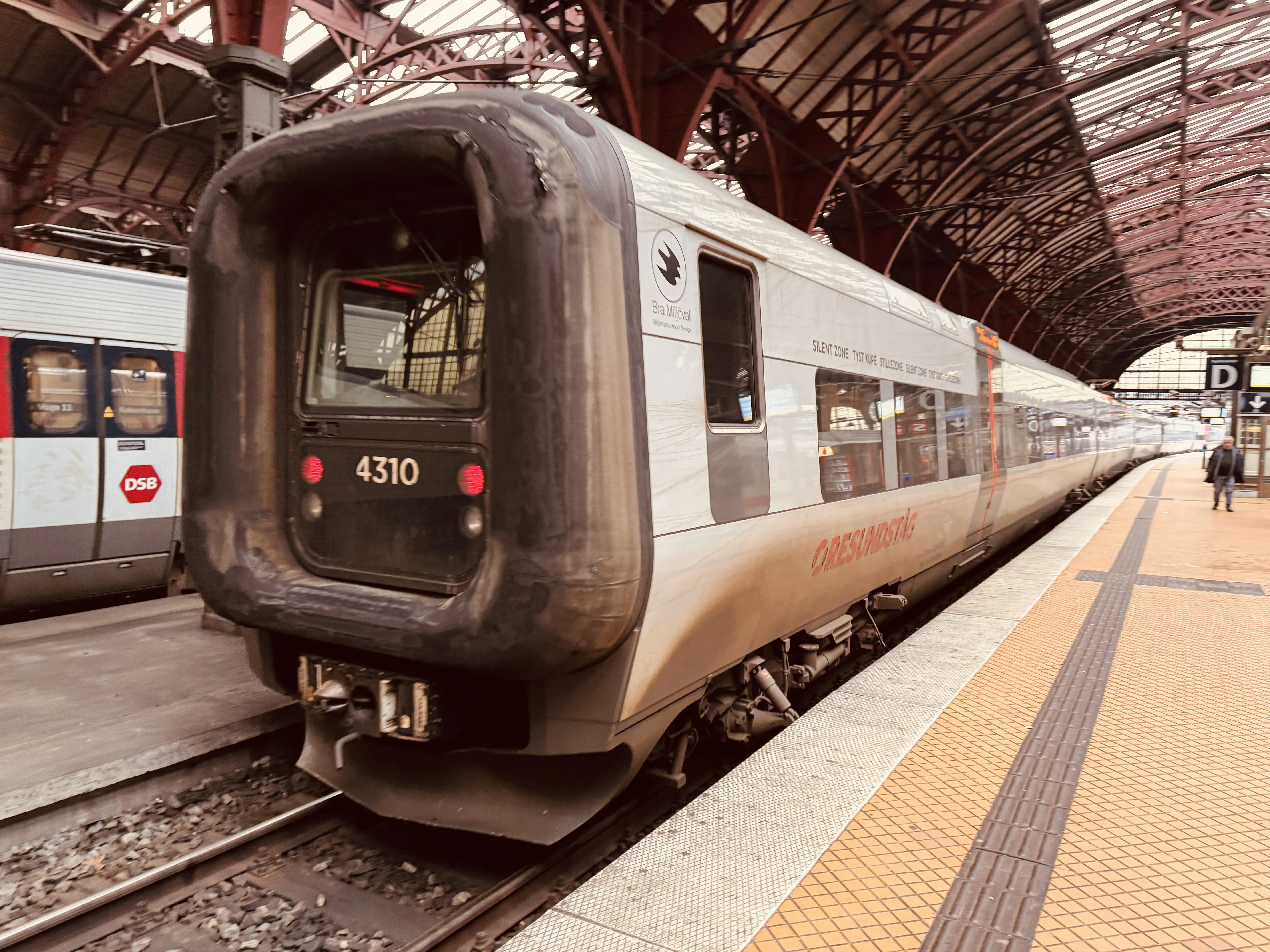 Billede af DSB ET 4310 fotograferet ud for København Hovedbanegård.