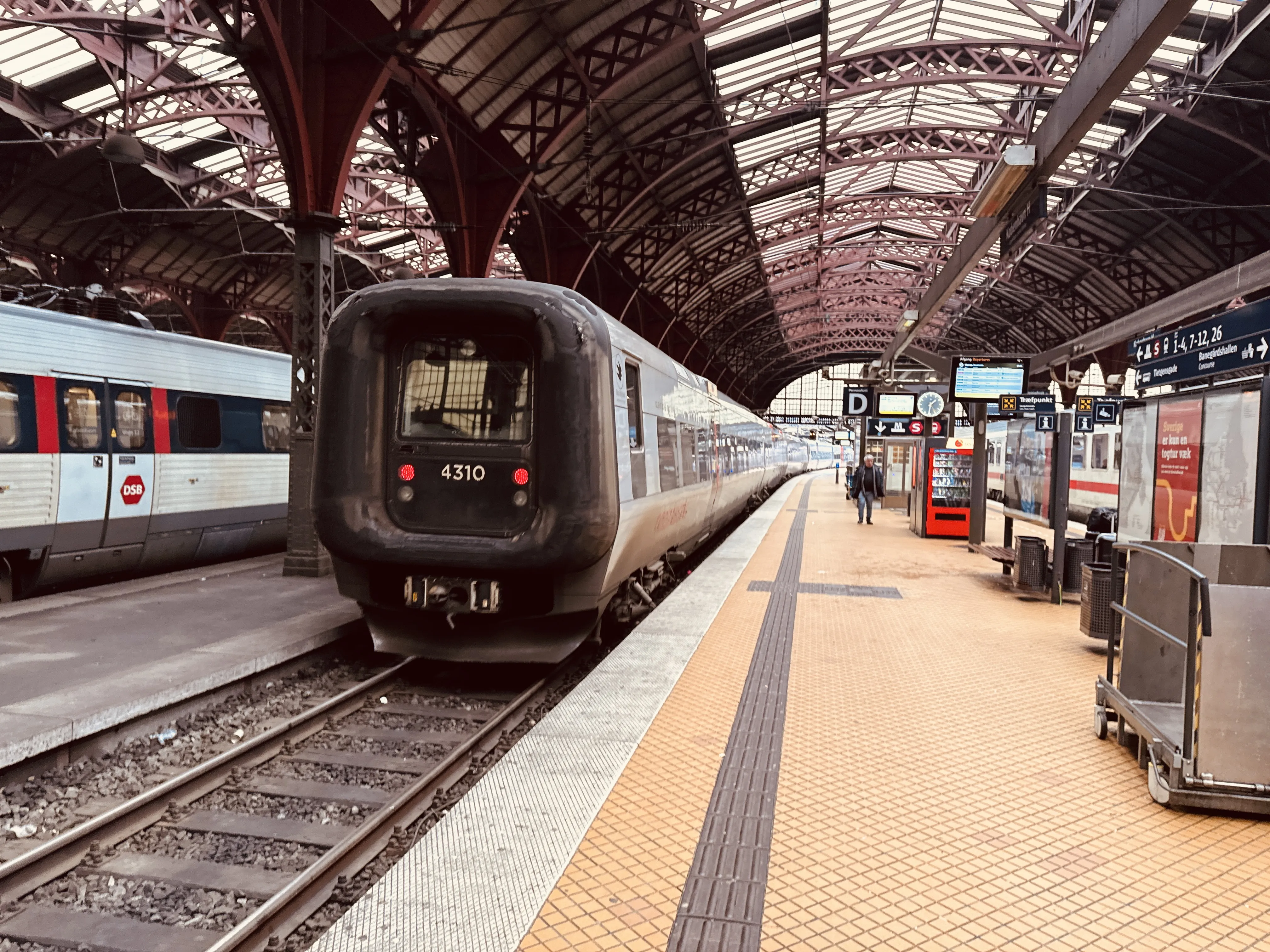 Billede af DSB ET 4310 fotograferet ud for København Hovedbanegård.