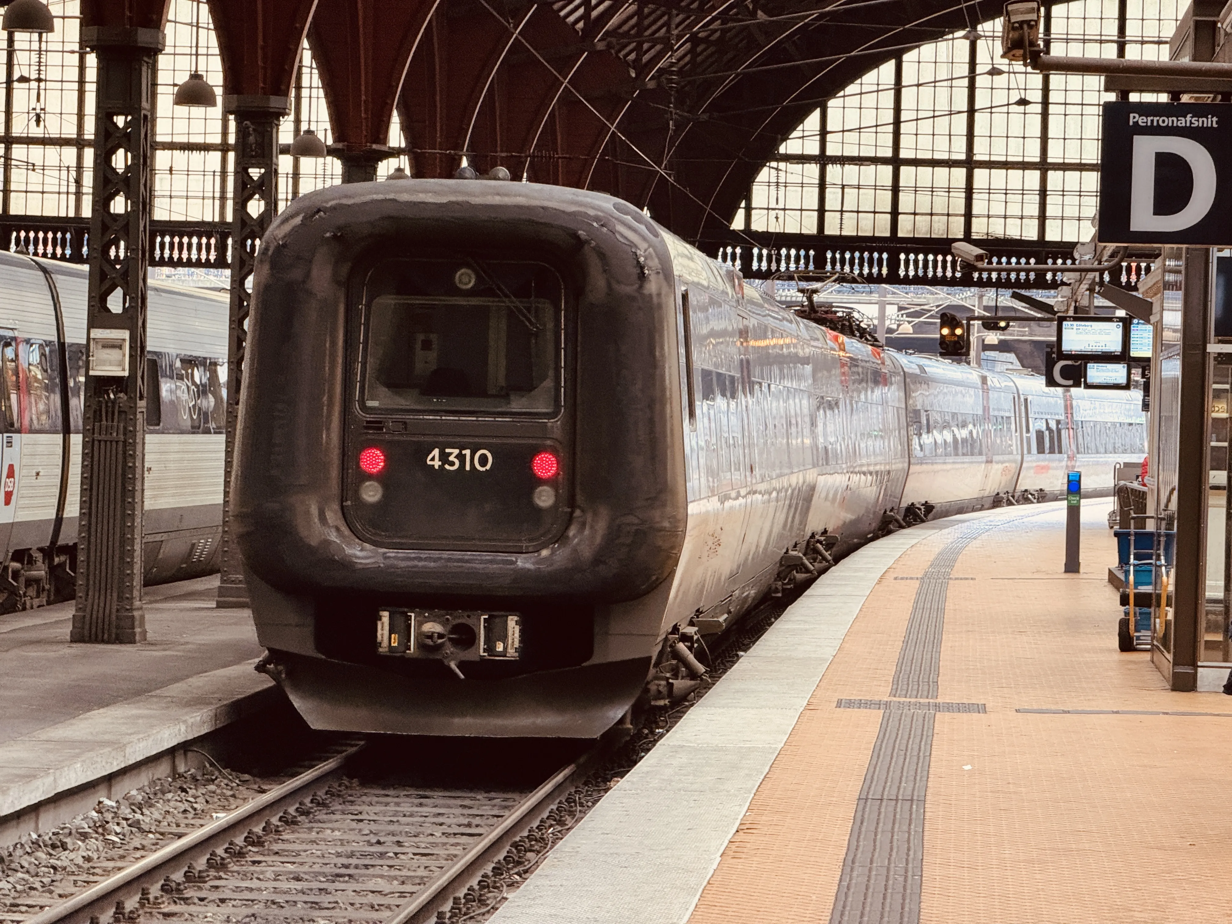 Billede af DSB ET 4310 fotograferet ud for København Hovedbanegård.