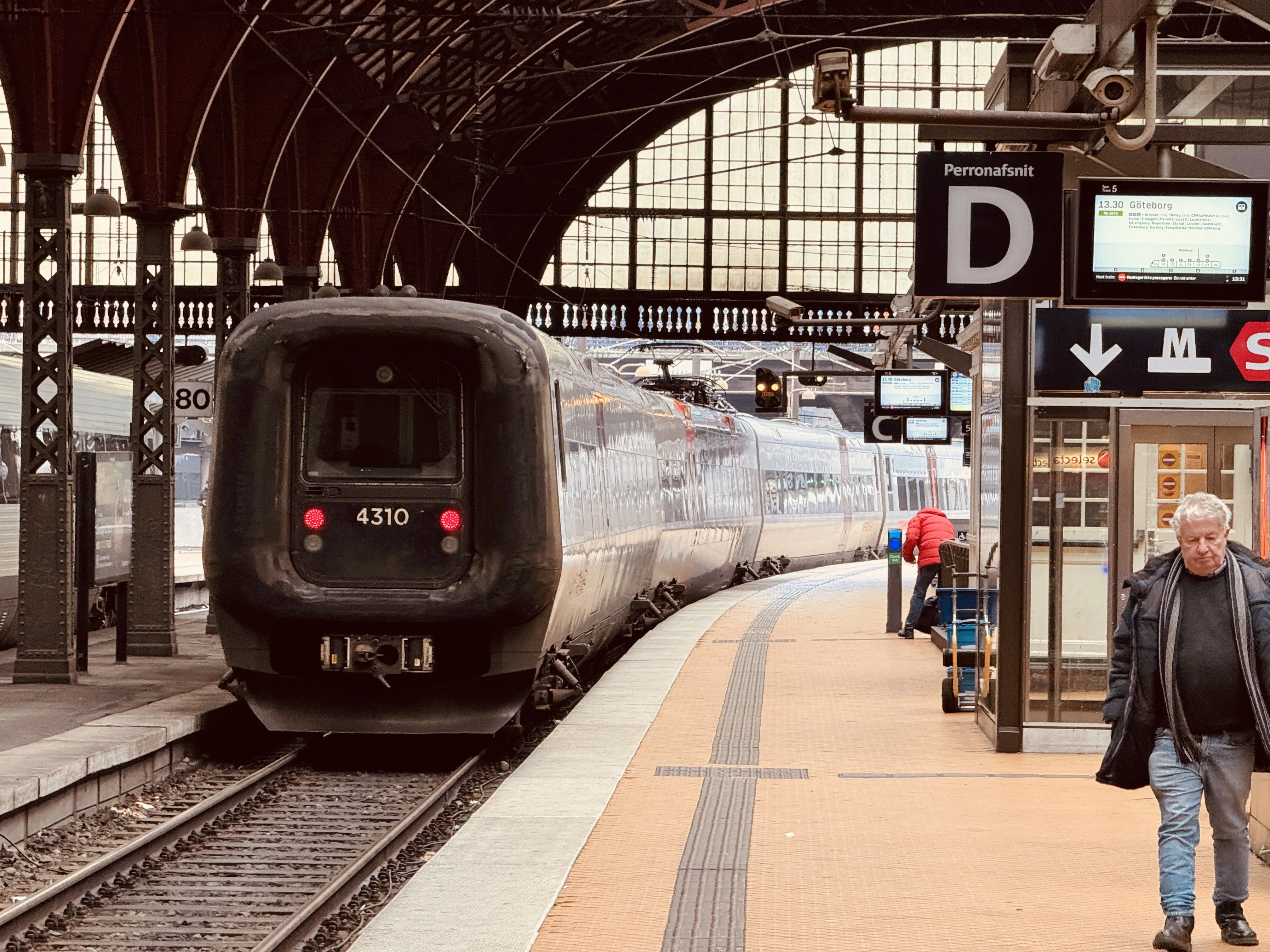 Billede af DSB ET 4310 fotograferet ud for København Hovedbanegård.