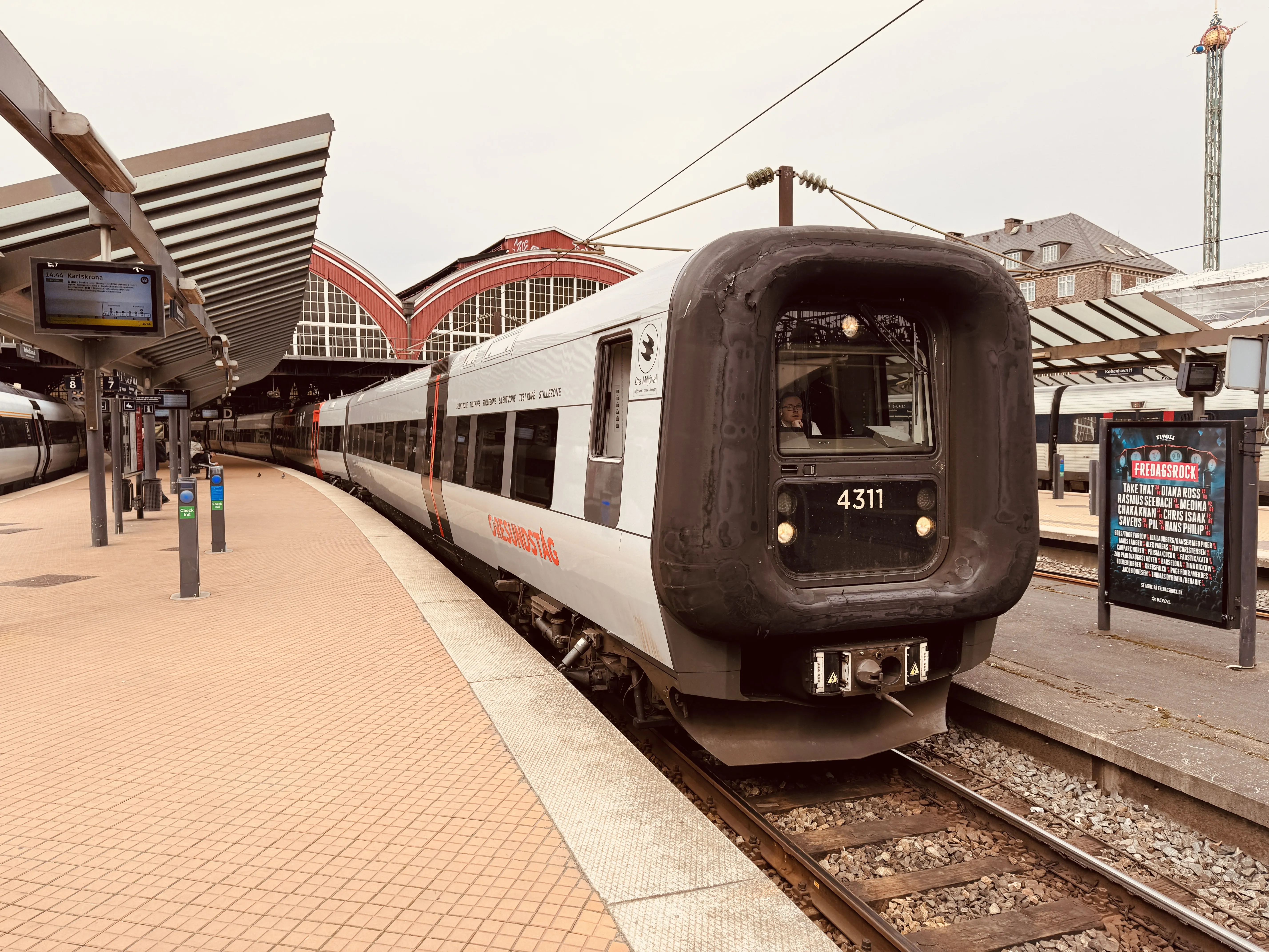 Billede af DSB ET  4311 fotograferet ud for København Hovedbanegård.