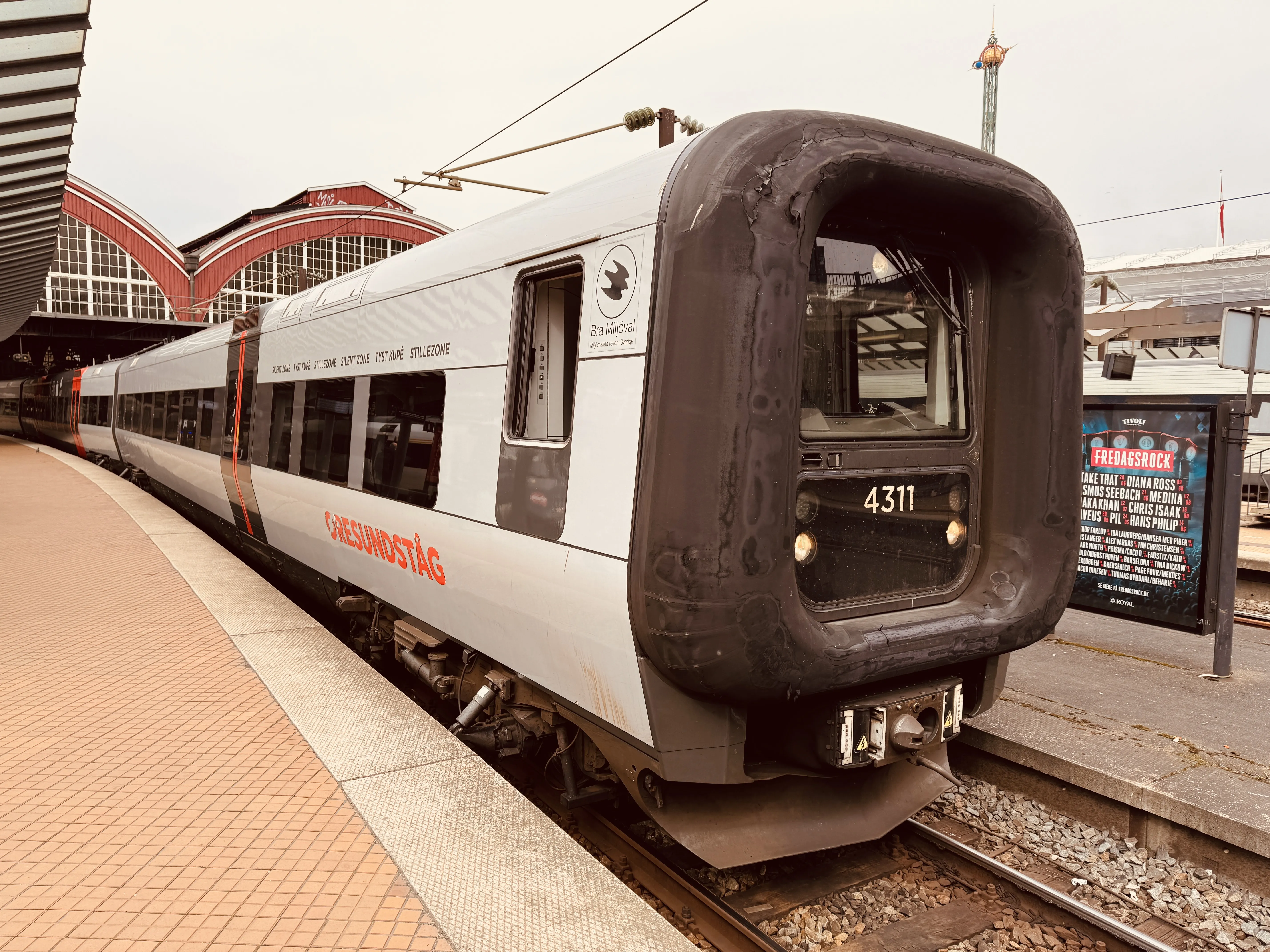 Billede af DSB ET 4311 fotograferet ud for København Hovedbanegård.