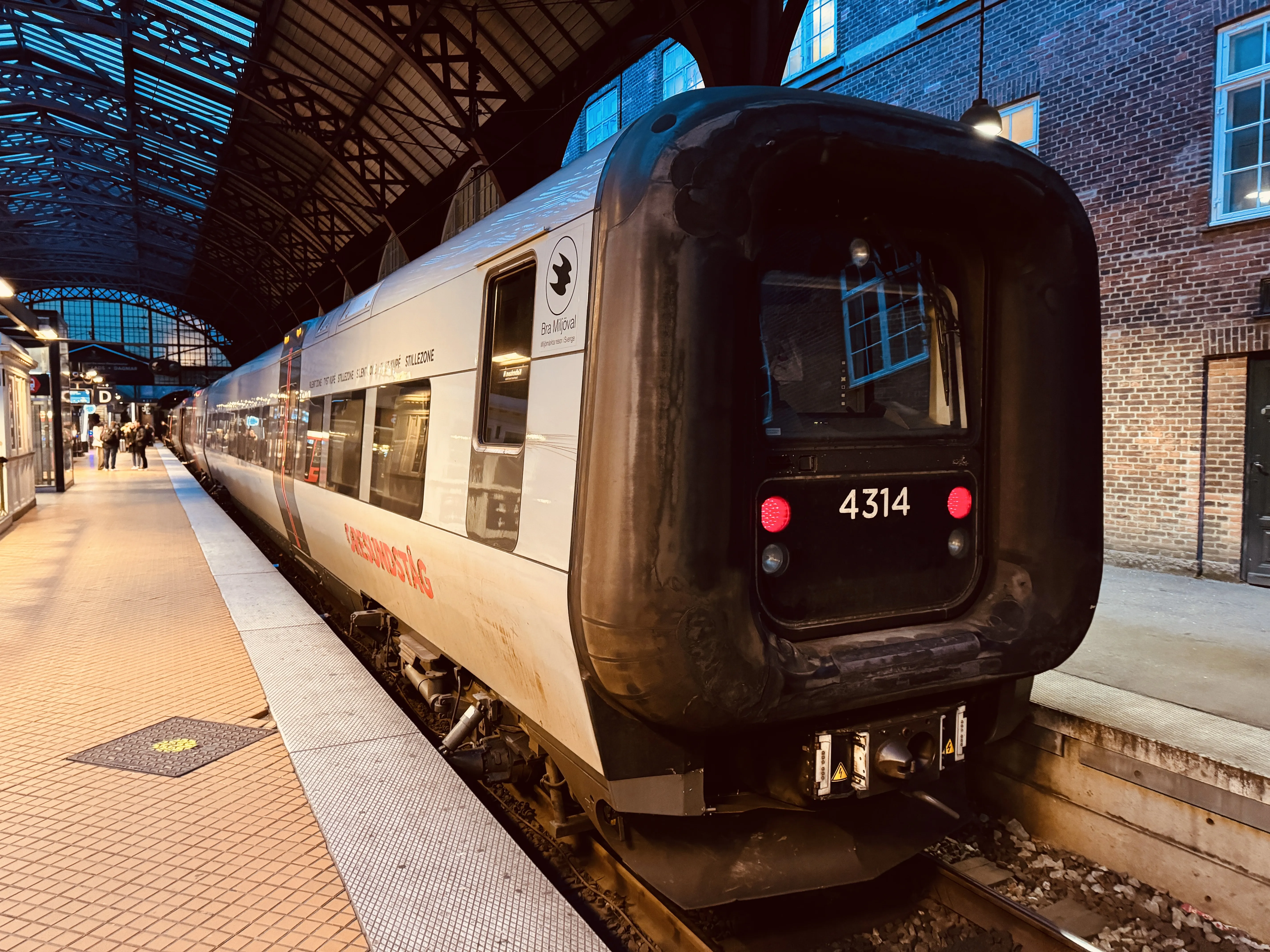 Billede af DSB ET 4314 fotograferet ud for København Hovedbanegård.