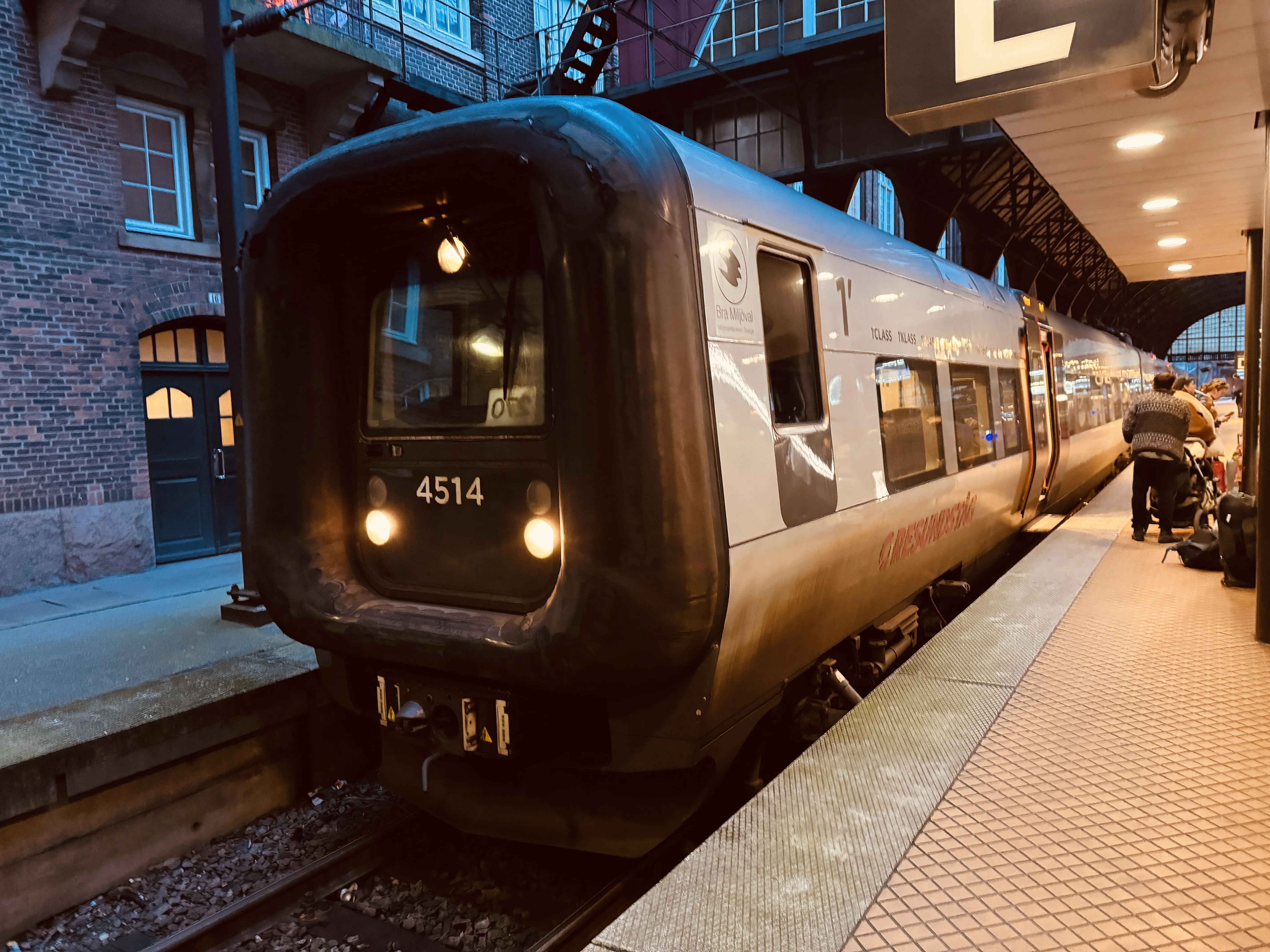 Billede af DSB ET 4314 fotograferet ud for København Hovedbanegård.