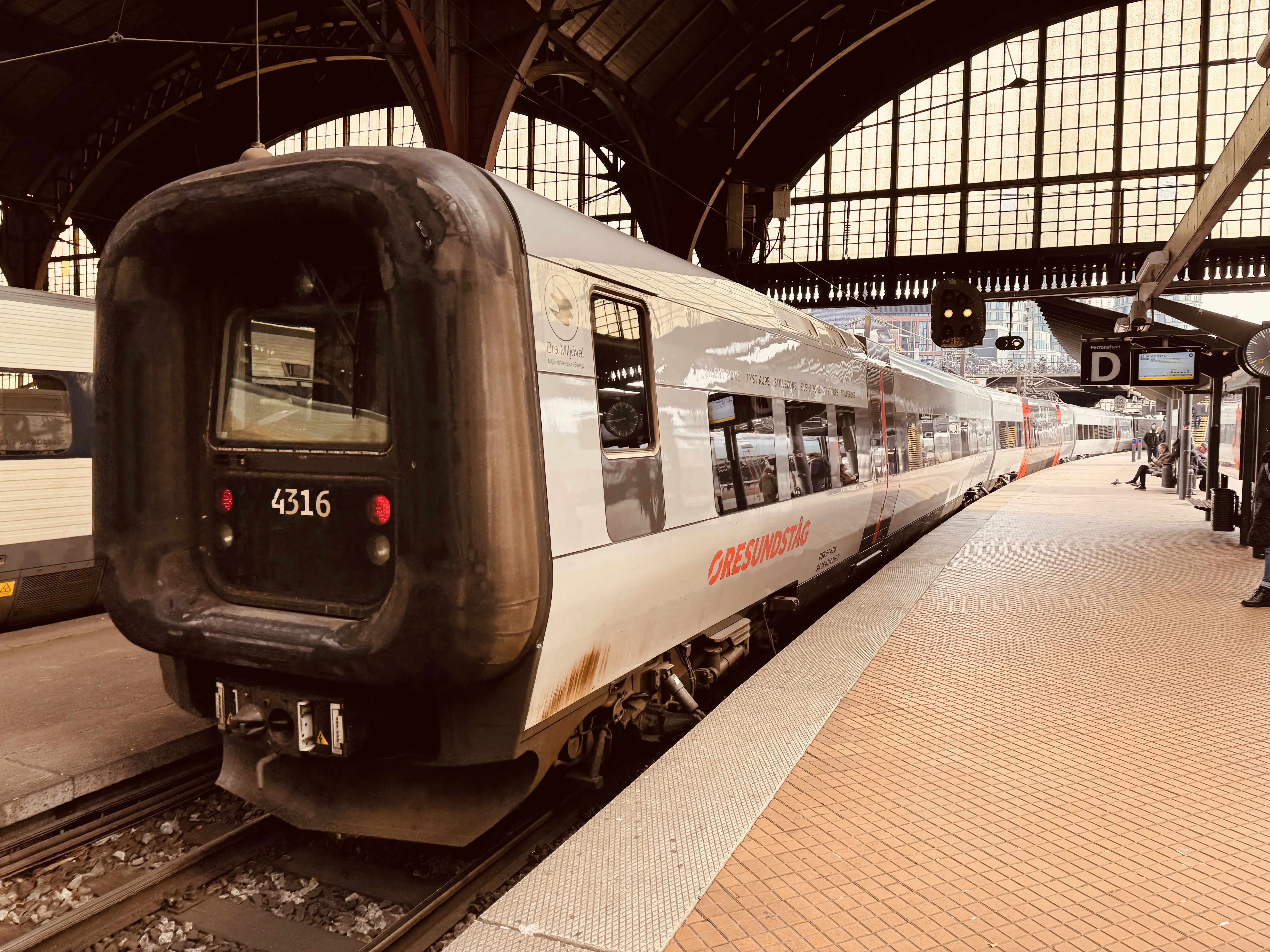 Billede af DSB ET 4316 fotograferet ud for København Hovedbanegård.