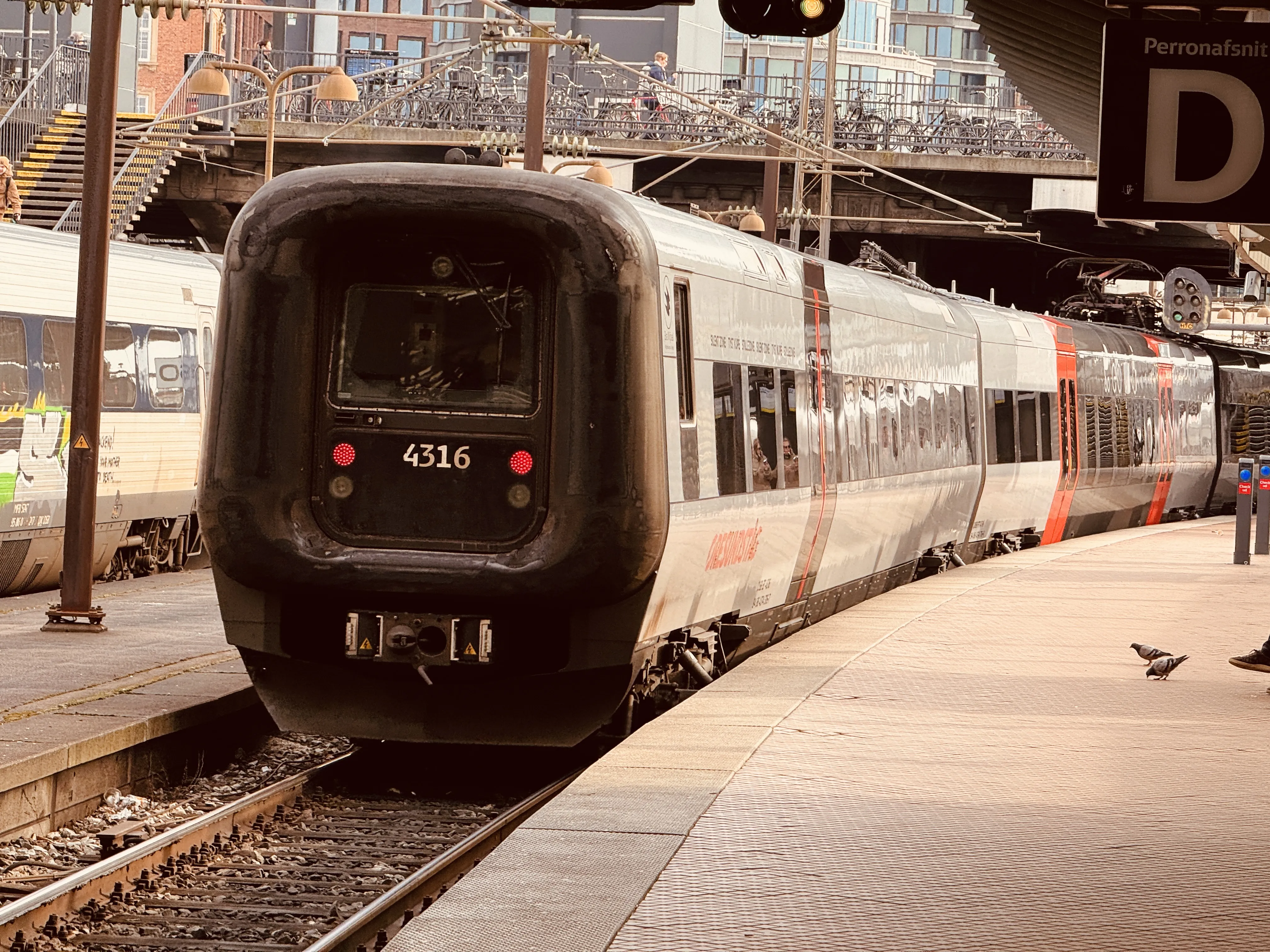 Billede af DSB ET 4316 fotograferet ud for København Hovedbanegård.