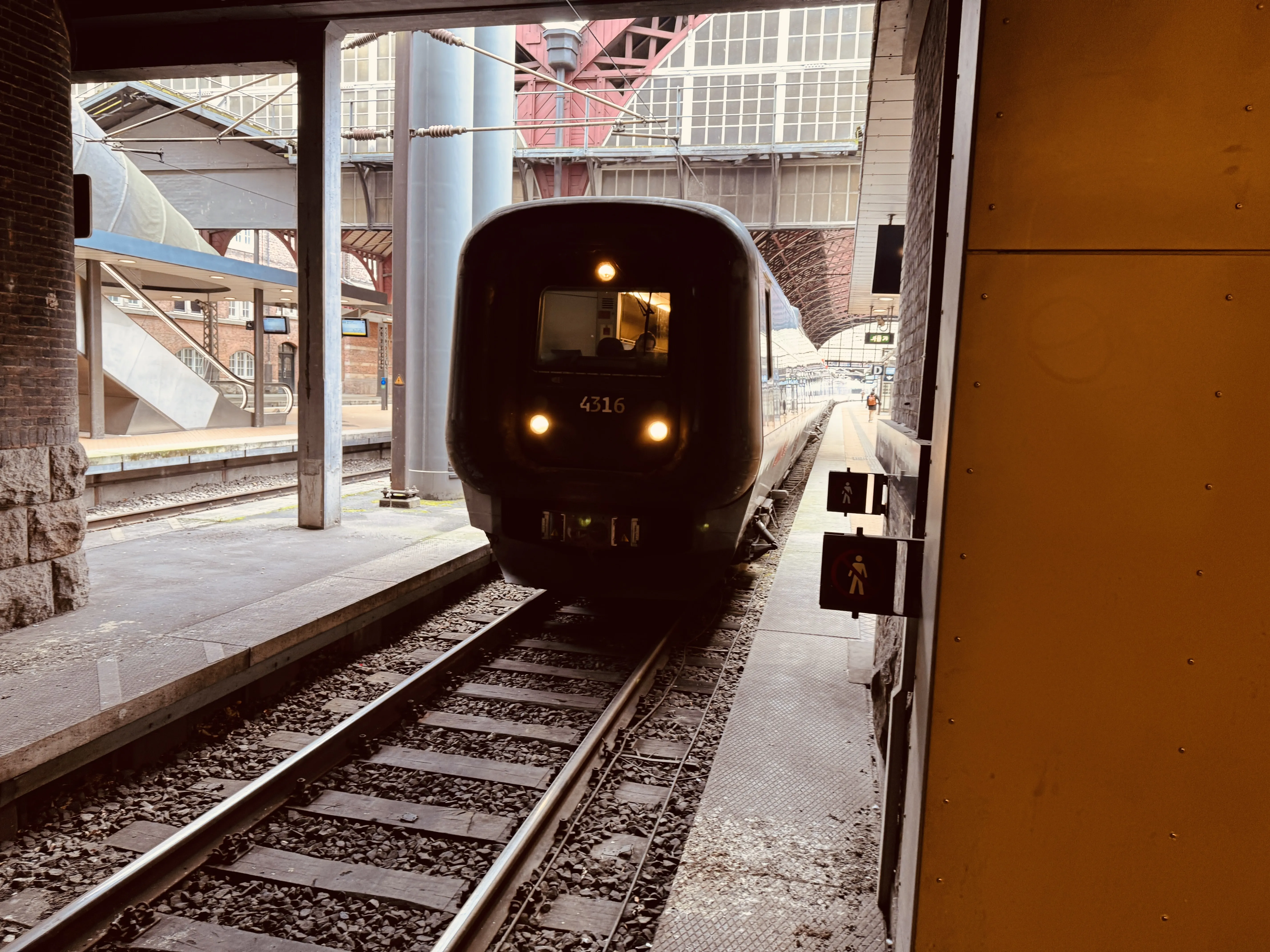 Billede af DSB ET 4316 fotograferet ud for København Hovedbanegård.