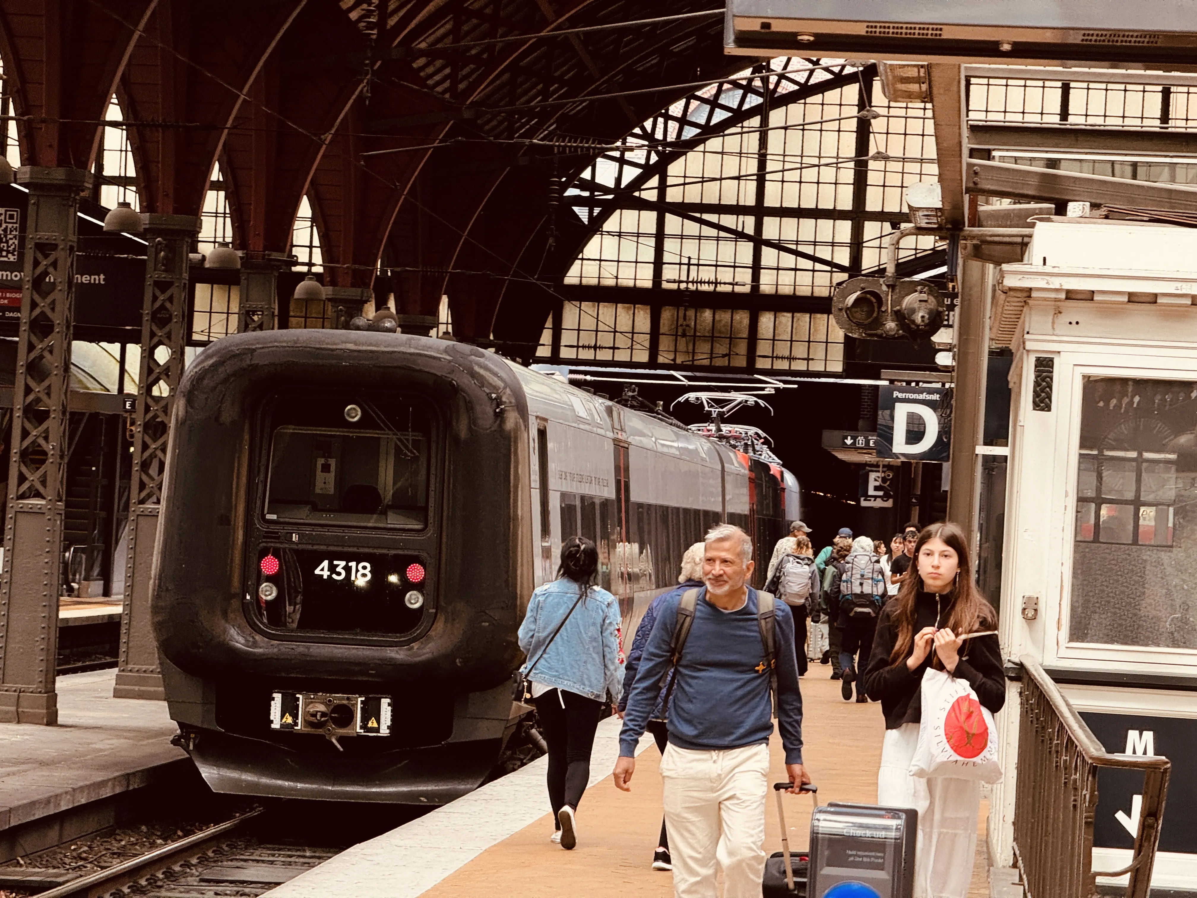 Billede af DSB ET  4318 fotograferet ud for København Hovedbanegård.