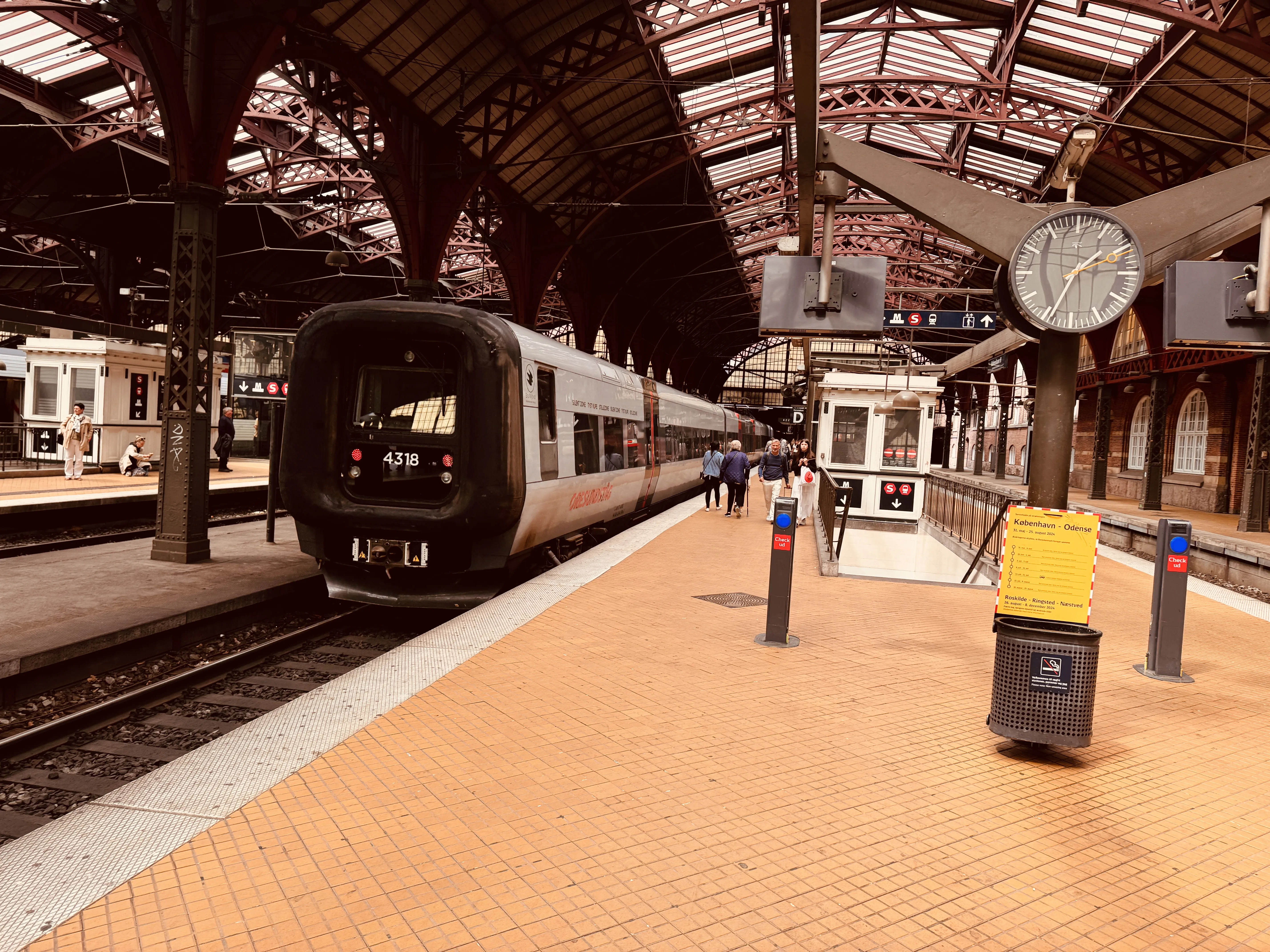 Billede af DSB ET  4318 fotograferet ud for København Hovedbanegård.