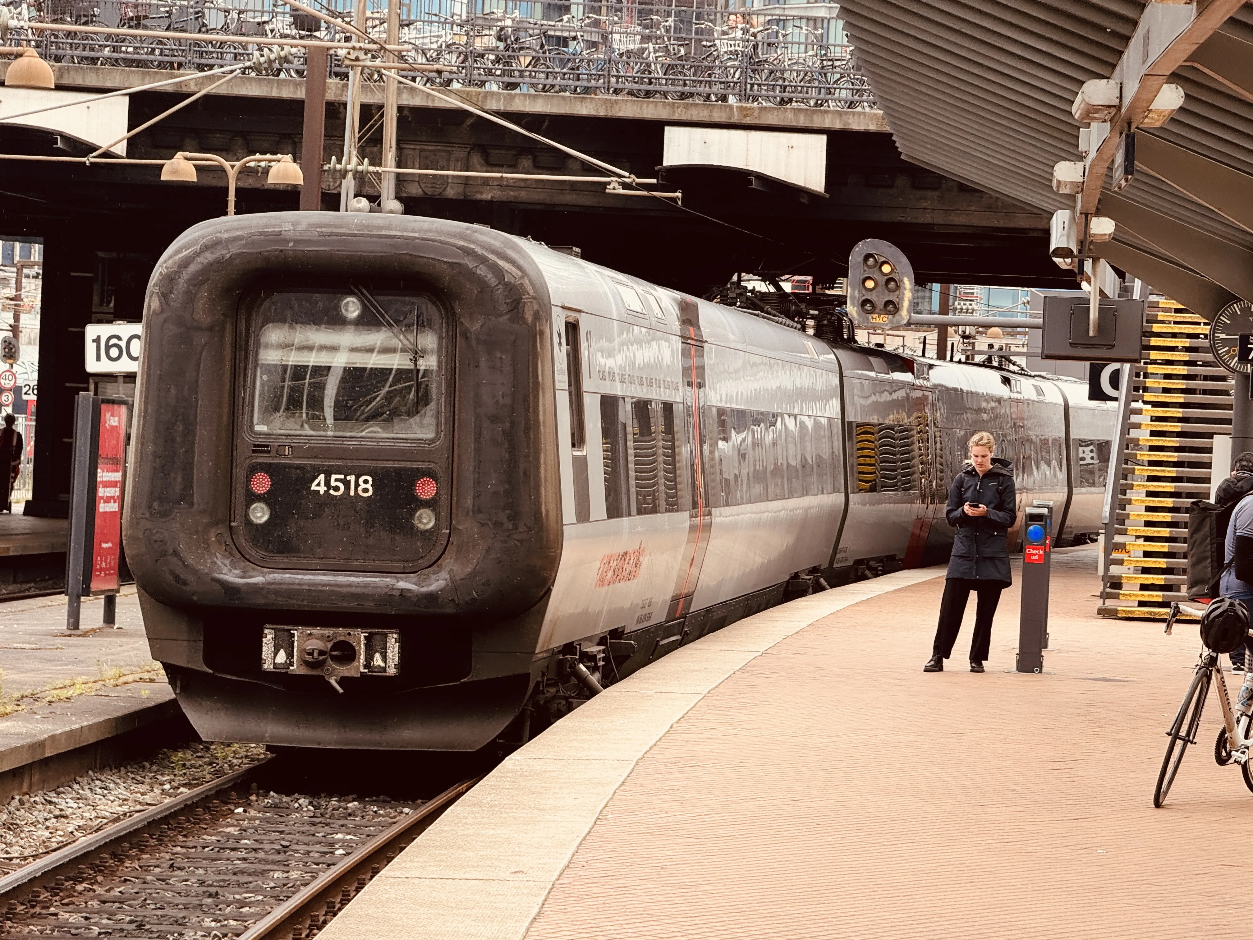 Billede af DSB ET 4318 fotograferet ud for København Hovedbanegård.