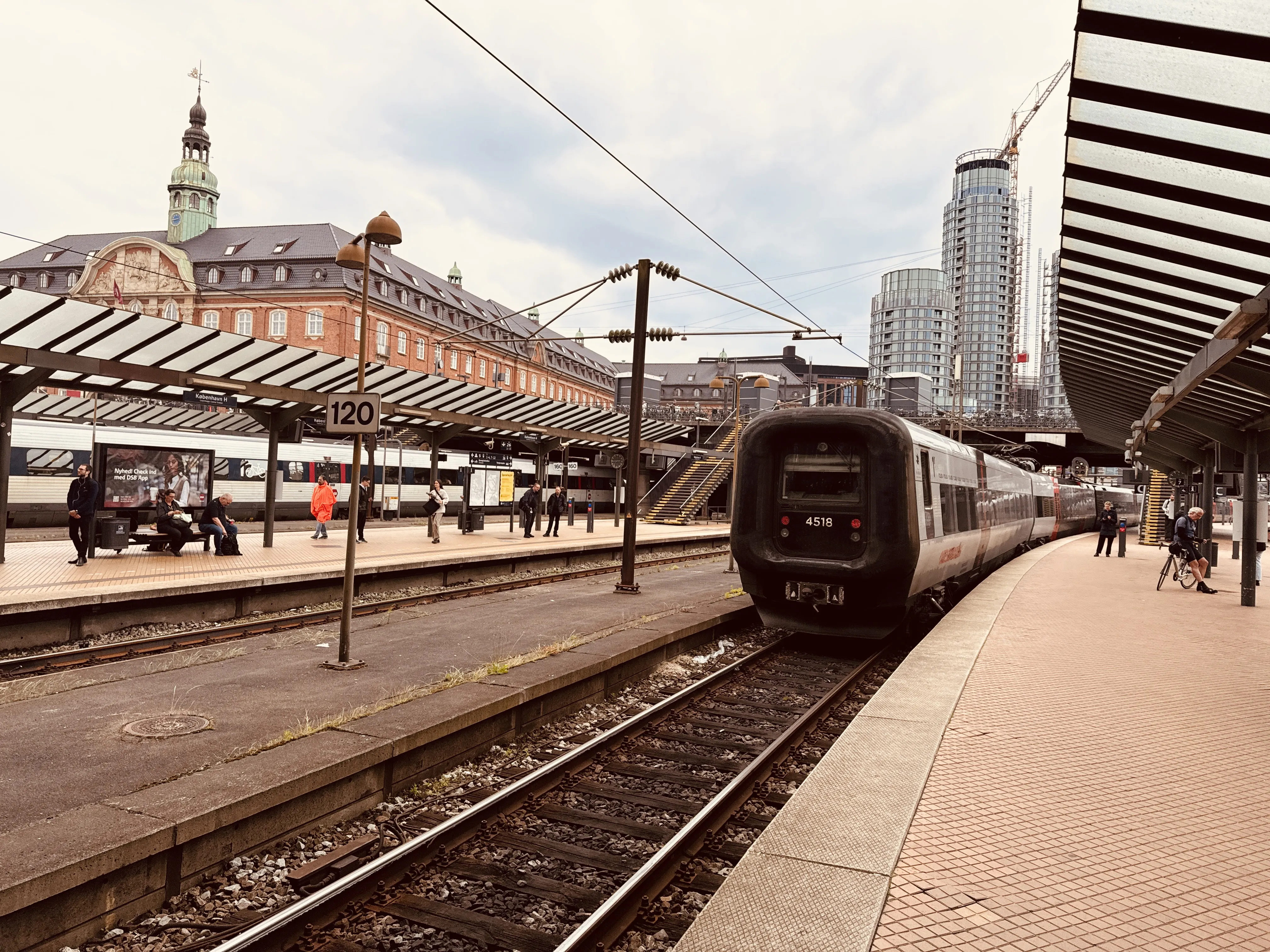 Billede af DSB ET  4318 fotograferet ud for København Hovedbanegård.