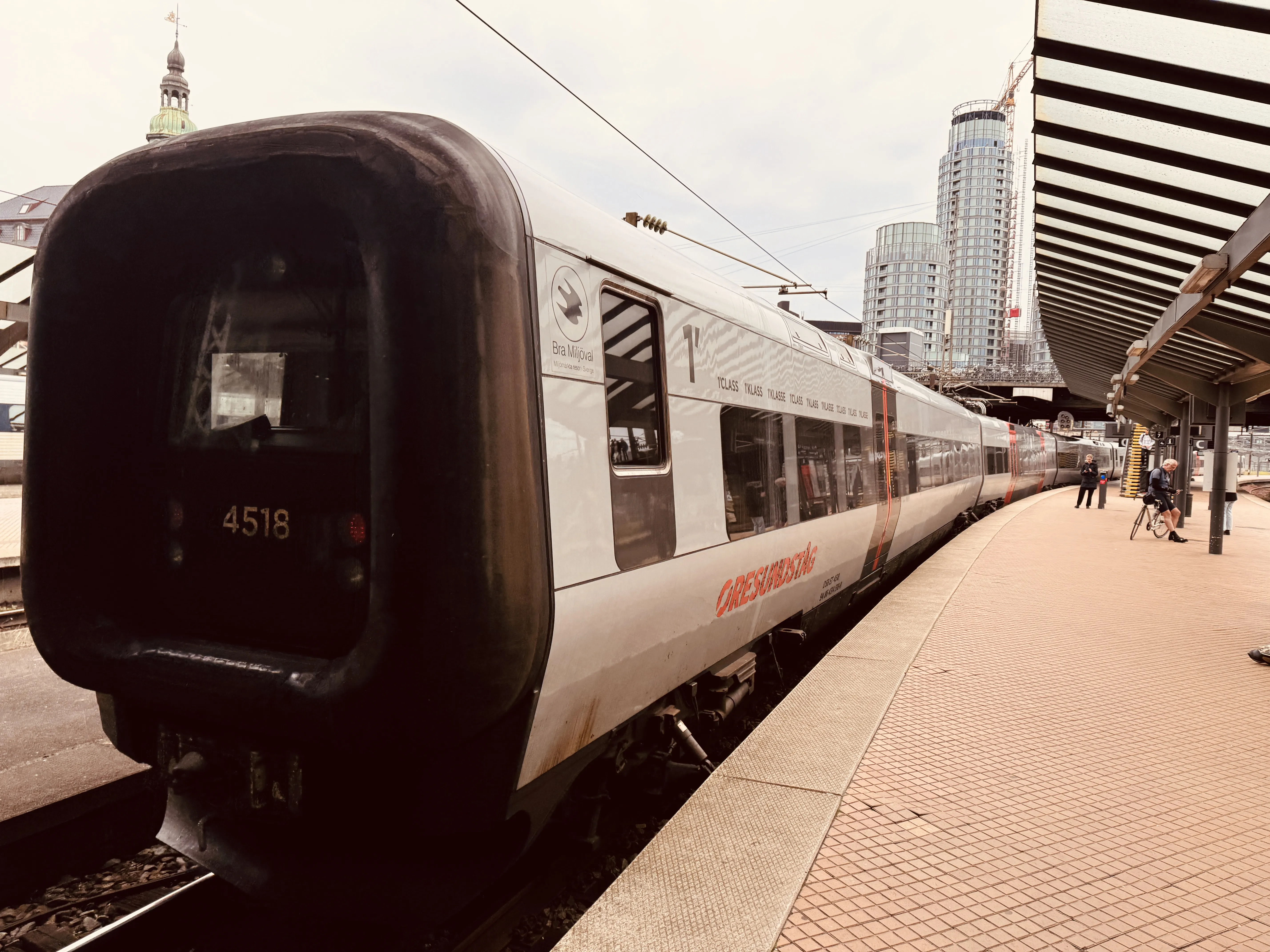 Billede af DSB ET 4318 fotograferet ud for København Hovedbanegård.