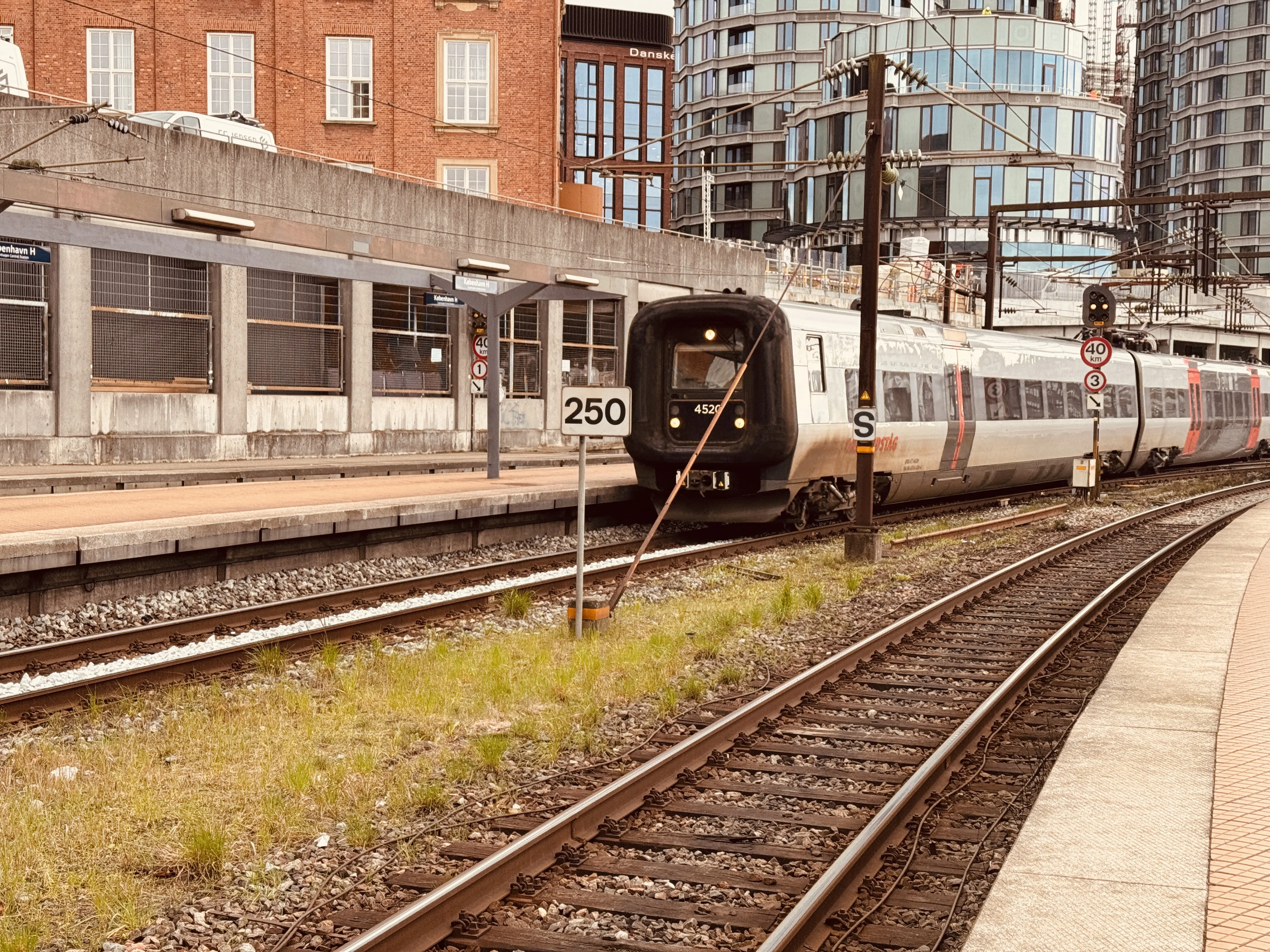 Billede af DSB ET 4320 fotograferet ud for København Hovedbanegård.