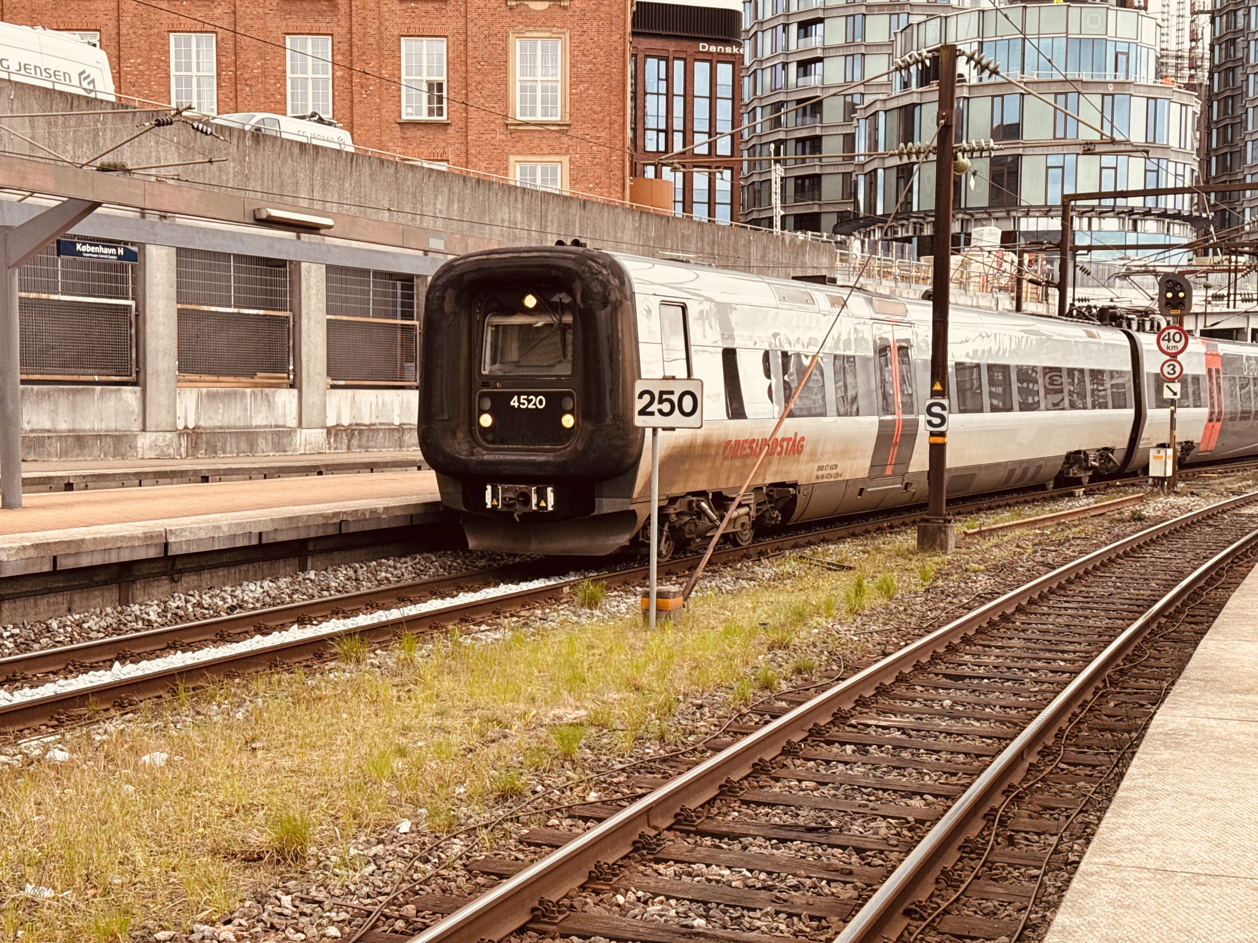 Billede af DSB ET 4320 fotograferet ud for København Hovedbanegård.