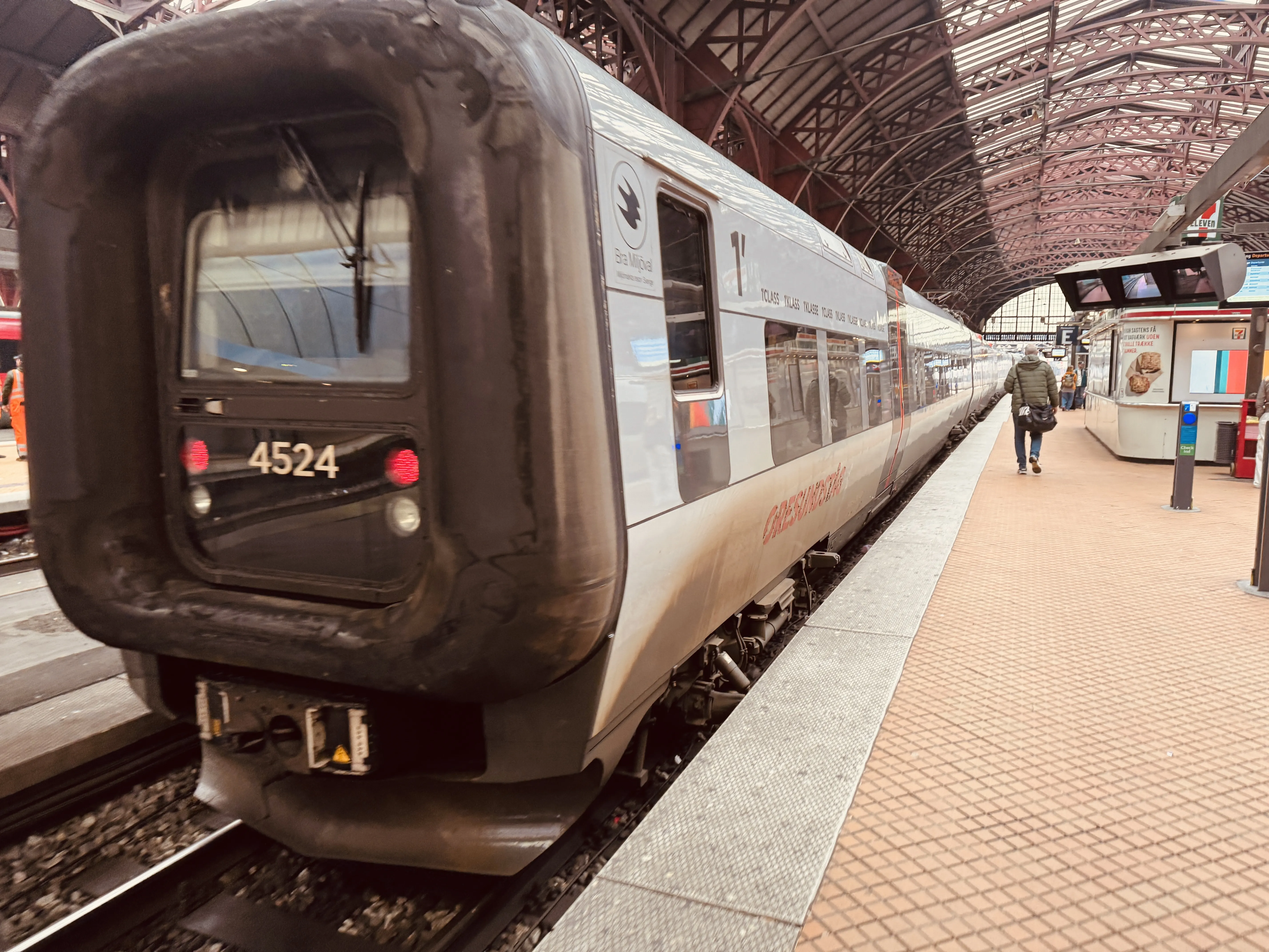 Billede af DSB ET 4324 fotograferet ud for København Hovedbanegård.