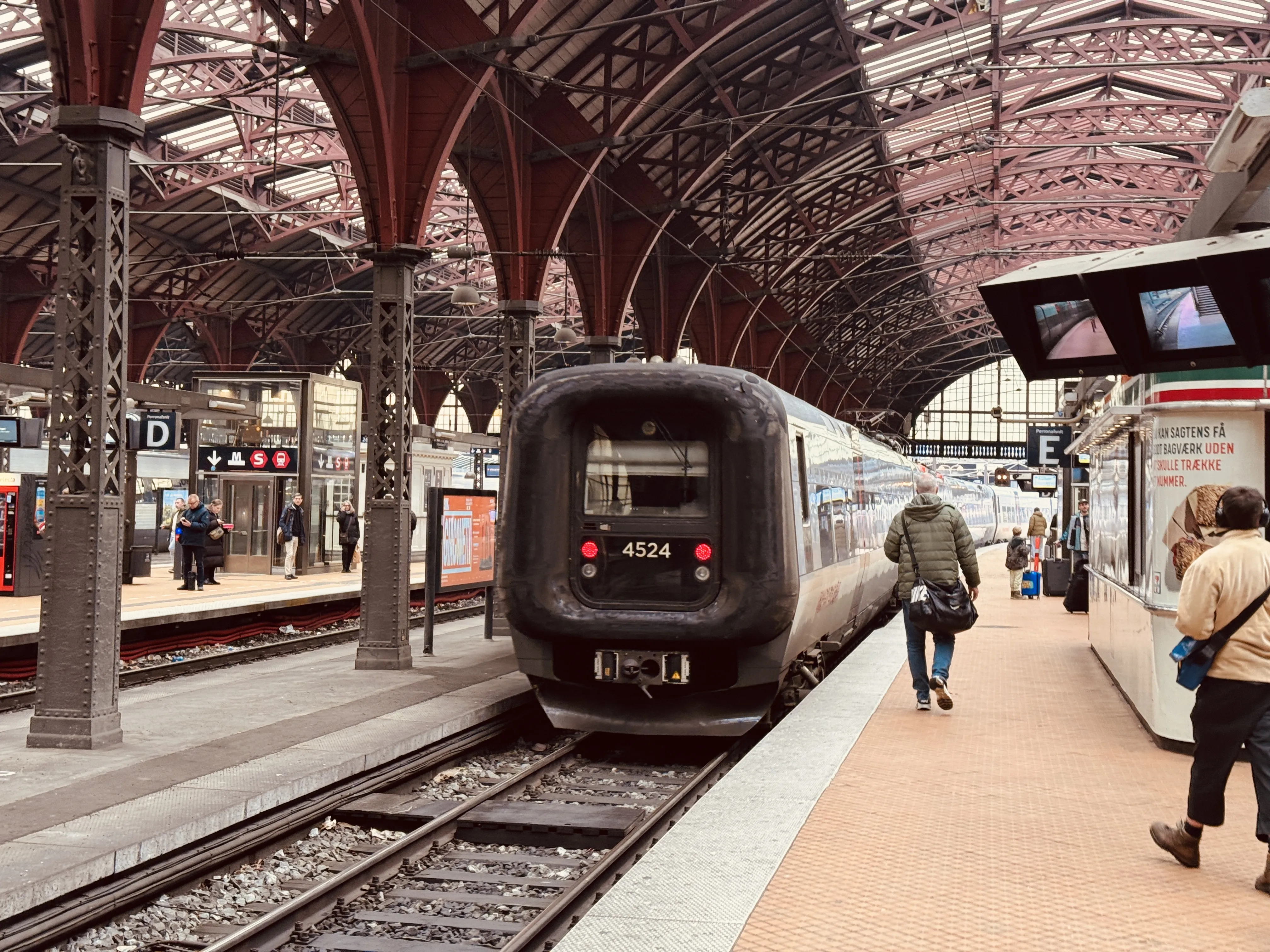 Billede af DSB ET 4324 fotograferet ud for København Hovedbanegård.