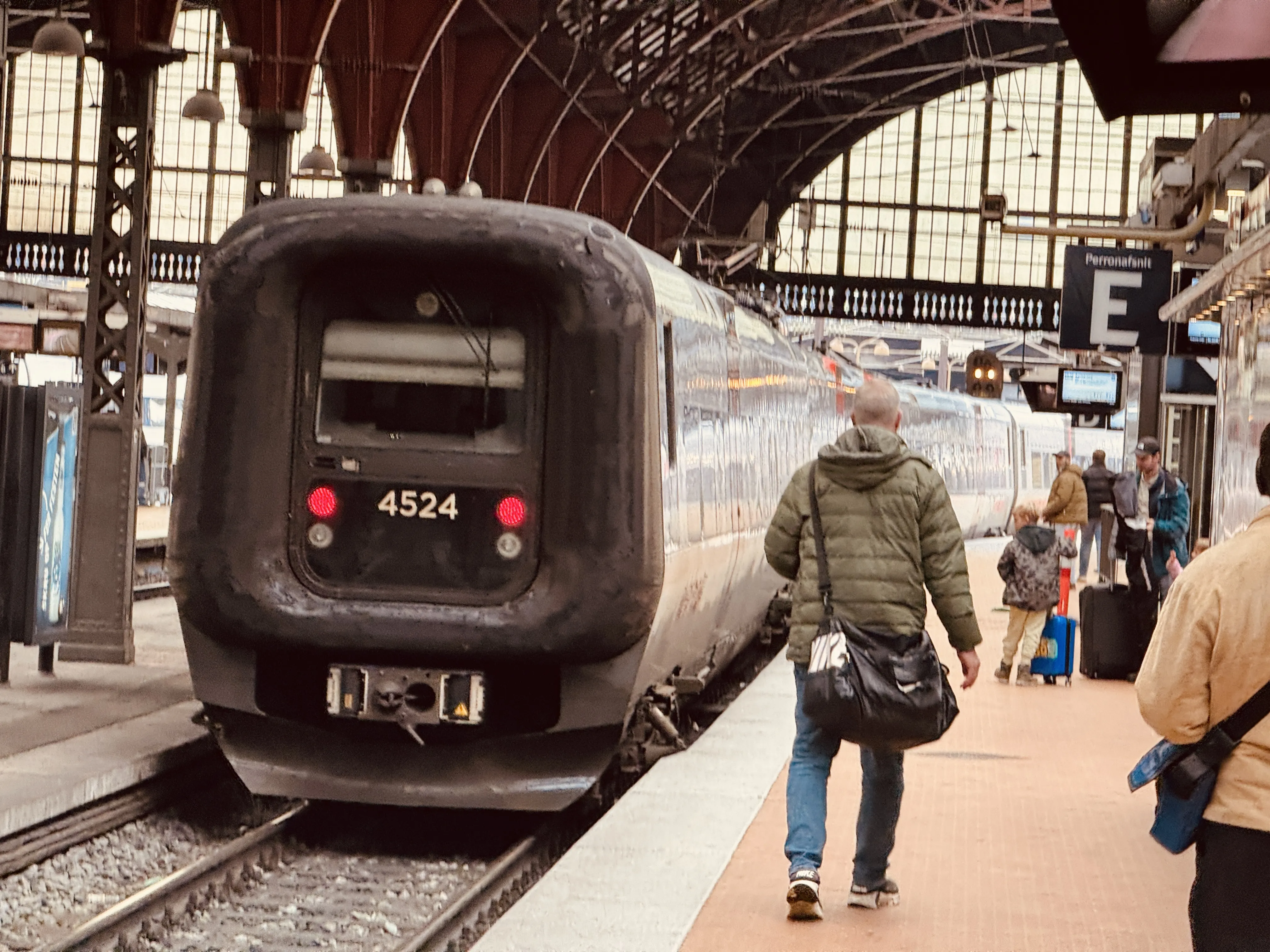 Billede af DSB ET  4324 fotograferet ud for København Hovedbanegård.