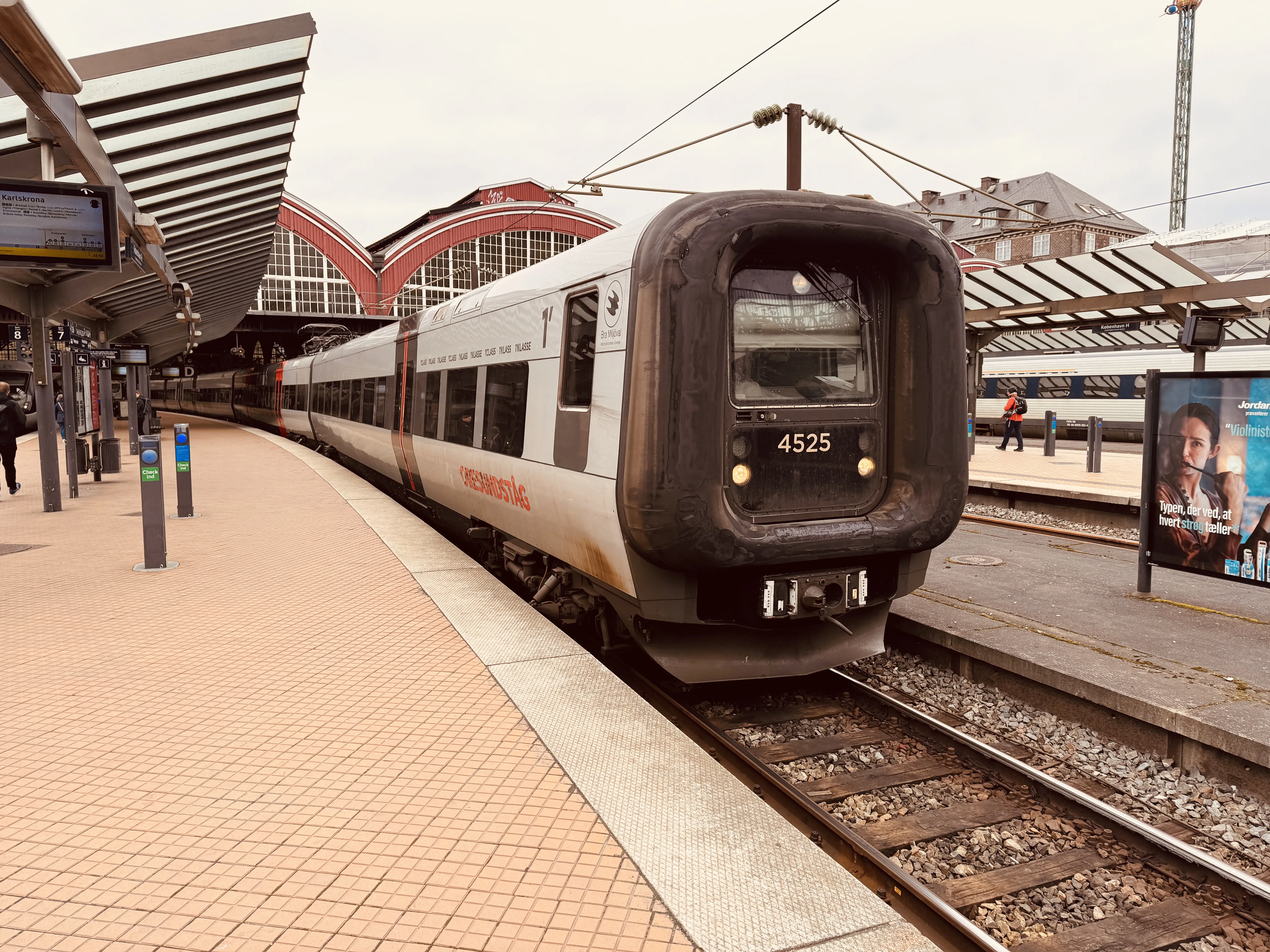 Billede af DSB ET  4325 fotograferet ud for København Hovedbanegård.