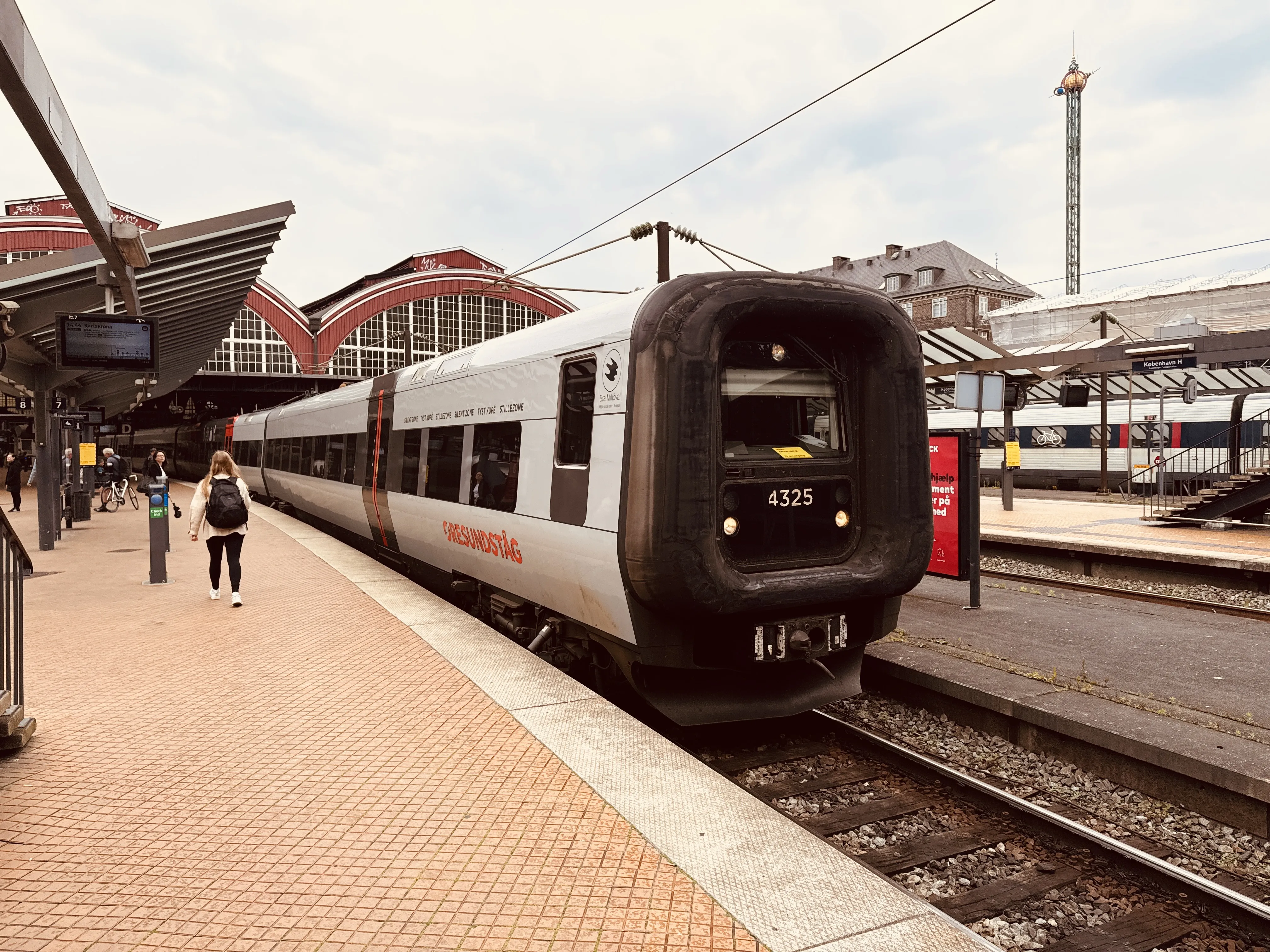 Billede af DSB ET 4325 fotograferet ud for København Hovedbanegård.