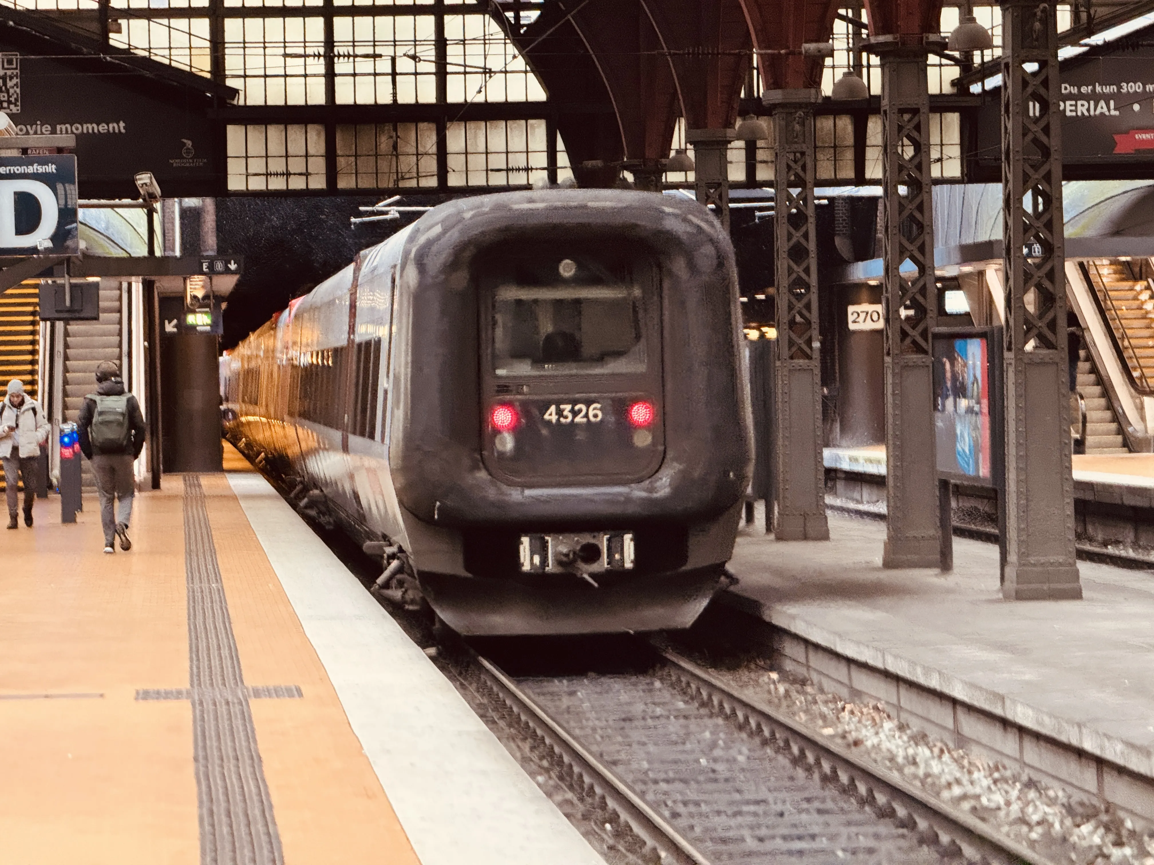 Billede af DSB ET 4326 fotograferet ud for København Hovedbanegård.